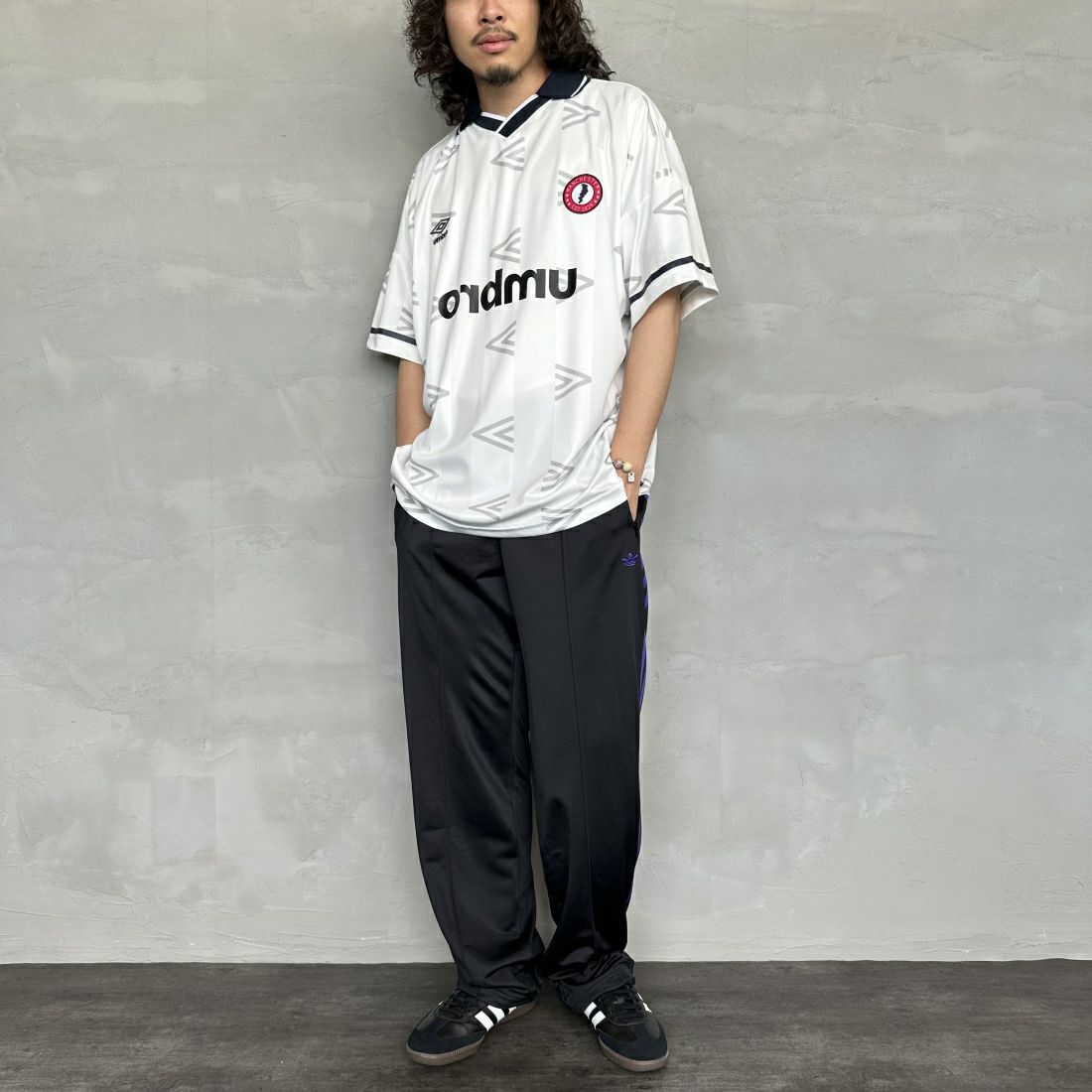 umbro [アンブロ] 別注 総柄プリント ゲームシャツ [UMNK-G0033-JF] WHITE &&モデル身長：173cm 着用サイズ：XL&&