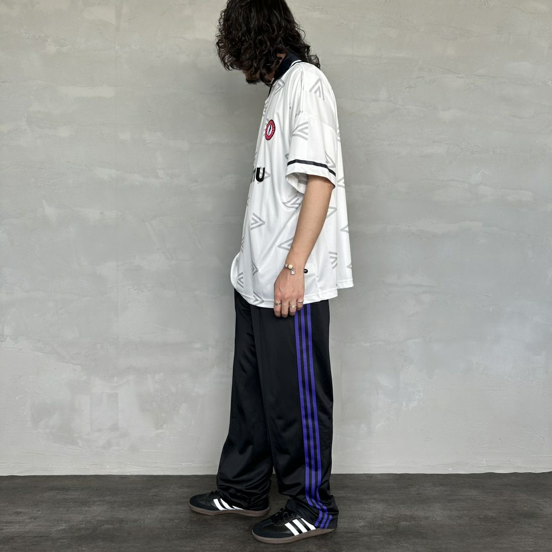 umbro [アンブロ] 別注 総柄プリント ゲームシャツ [UMNK-G0033-JF] WHITE &&モデル身長：173cm 着用サイズ：XL&&