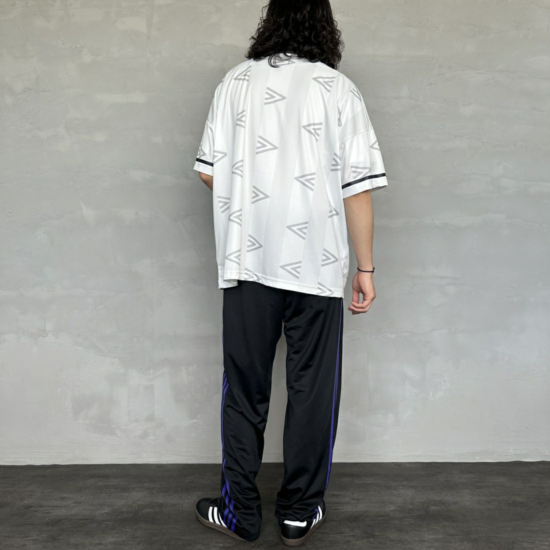 umbro [アンブロ] 別注 総柄プリント ゲームシャツ [UMNK-G0033-JF] WHITE &&モデル身長：173cm 着用サイズ：XL&&