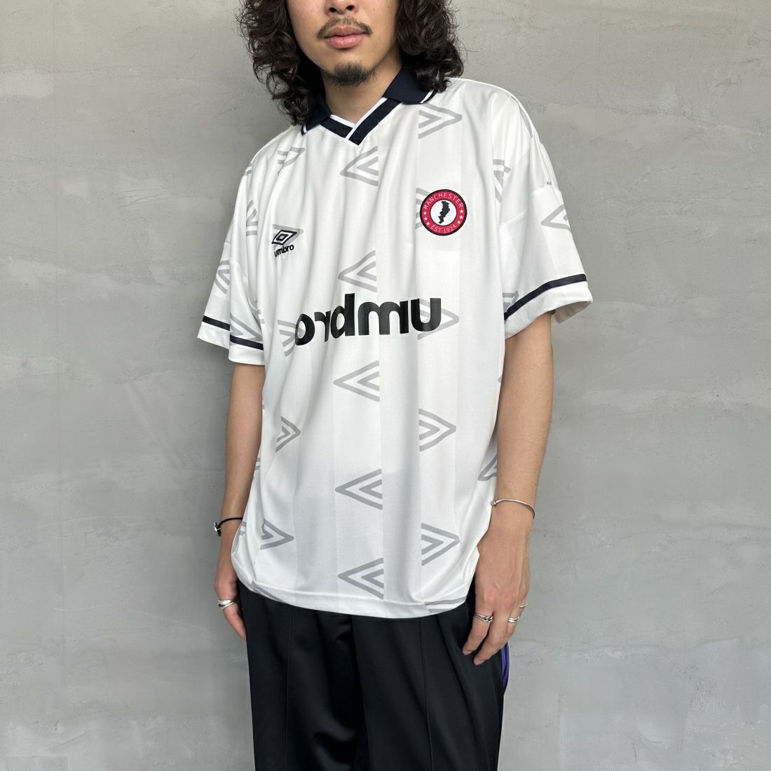 umbro [アンブロ] 別注 総柄プリント ゲームシャツ [UMNK-G0033-JF] WHITE &&モデル身長：173cm 着用サイズ：L&&