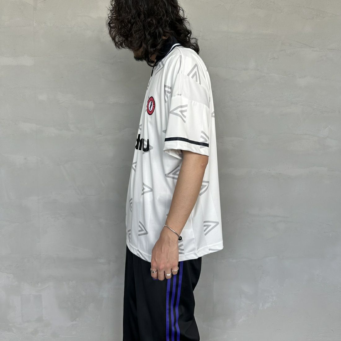 umbro [アンブロ] 別注 総柄プリント ゲームシャツ [UMNK-G0033-JF] WHITE &&モデル身長：173cm 着用サイズ：L&&