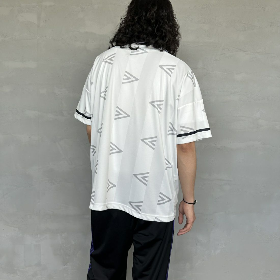 umbro [アンブロ] 別注 総柄プリント ゲームシャツ [UMNK-G0033-JF] WHITE &&モデル身長：173cm 着用サイズ：L&&