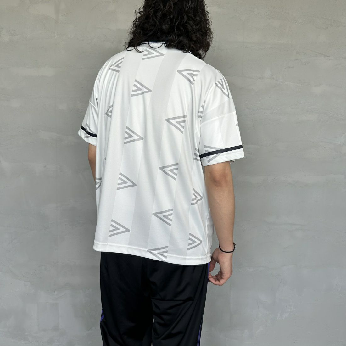 umbro [アンブロ] 別注 総柄プリント ゲームシャツ [UMNK-G0033-JF] WHITE &&モデル身長：173cm 着用サイズ：M&&