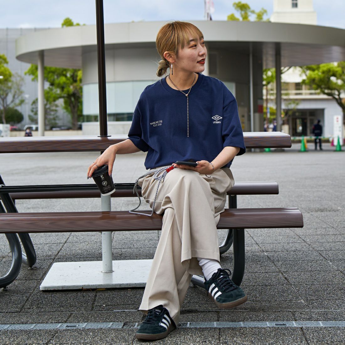 umbro [アンブロ] 別注 ラバーバックプリントTシャツ [UMNK-T0011-JF] NAVY &&モデル身長：156cm 着用サイズ：S&&