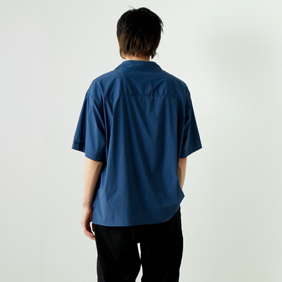 WILD THINGS [ワイルドシングス] ショートスリーブ キャンプシャツ [WT241-03-1] NAVY &&モデル身長：182cm 着用サイズ：L&&