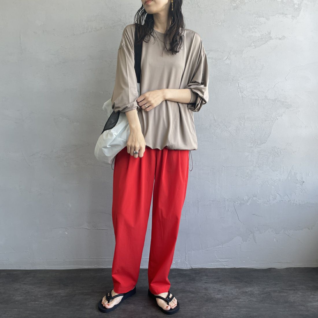 Jeans Factory Clothes [ジーンズファクトリークローズ] 裾ドローコードラッシュガードTシャツ [IN2-CST-4] GREIGE &&モデル身長：160cm 着用サイズ：M&&