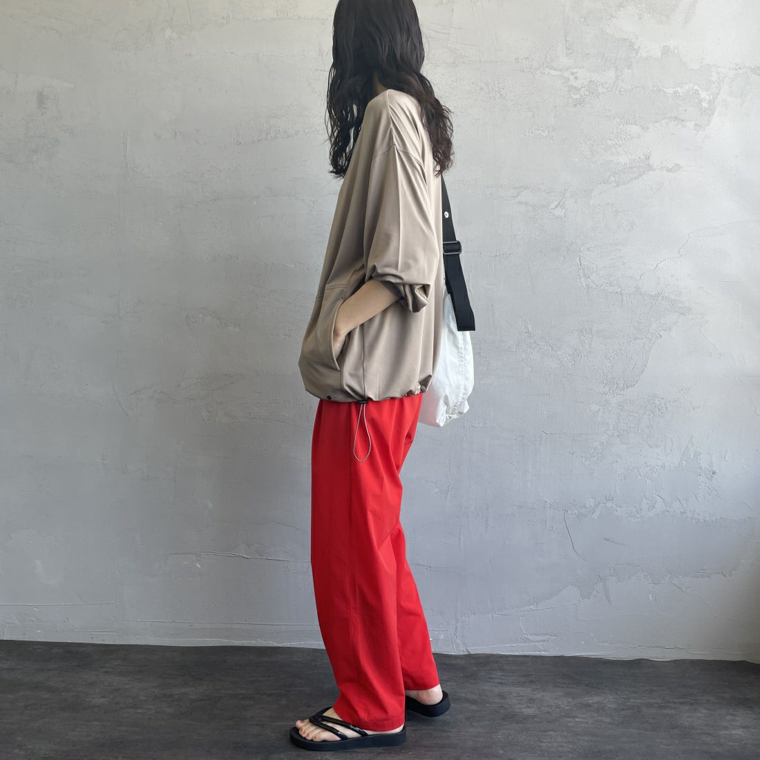 Jeans Factory Clothes [ジーンズファクトリークローズ] 裾ドローコードラッシュガードTシャツ [IN2-CST-4] GREIGE &&モデル身長：160cm 着用サイズ：M&&