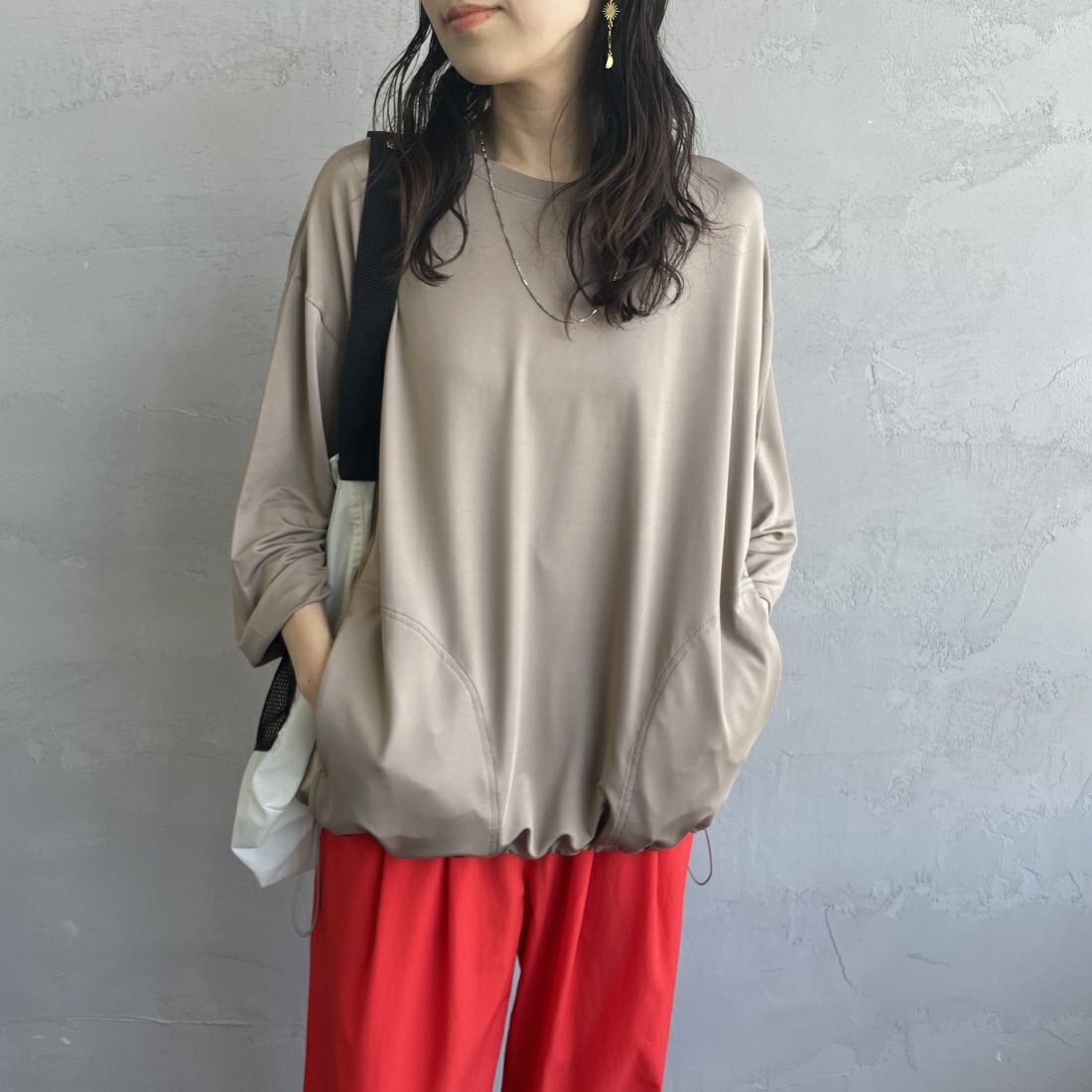 Jeans Factory Clothes [ジーンズファクトリークローズ] 裾ドローコードラッシュガードTシャツ [IN2-CST-4] GREIGE &&モデル身長：160cm 着用サイズ：M&&