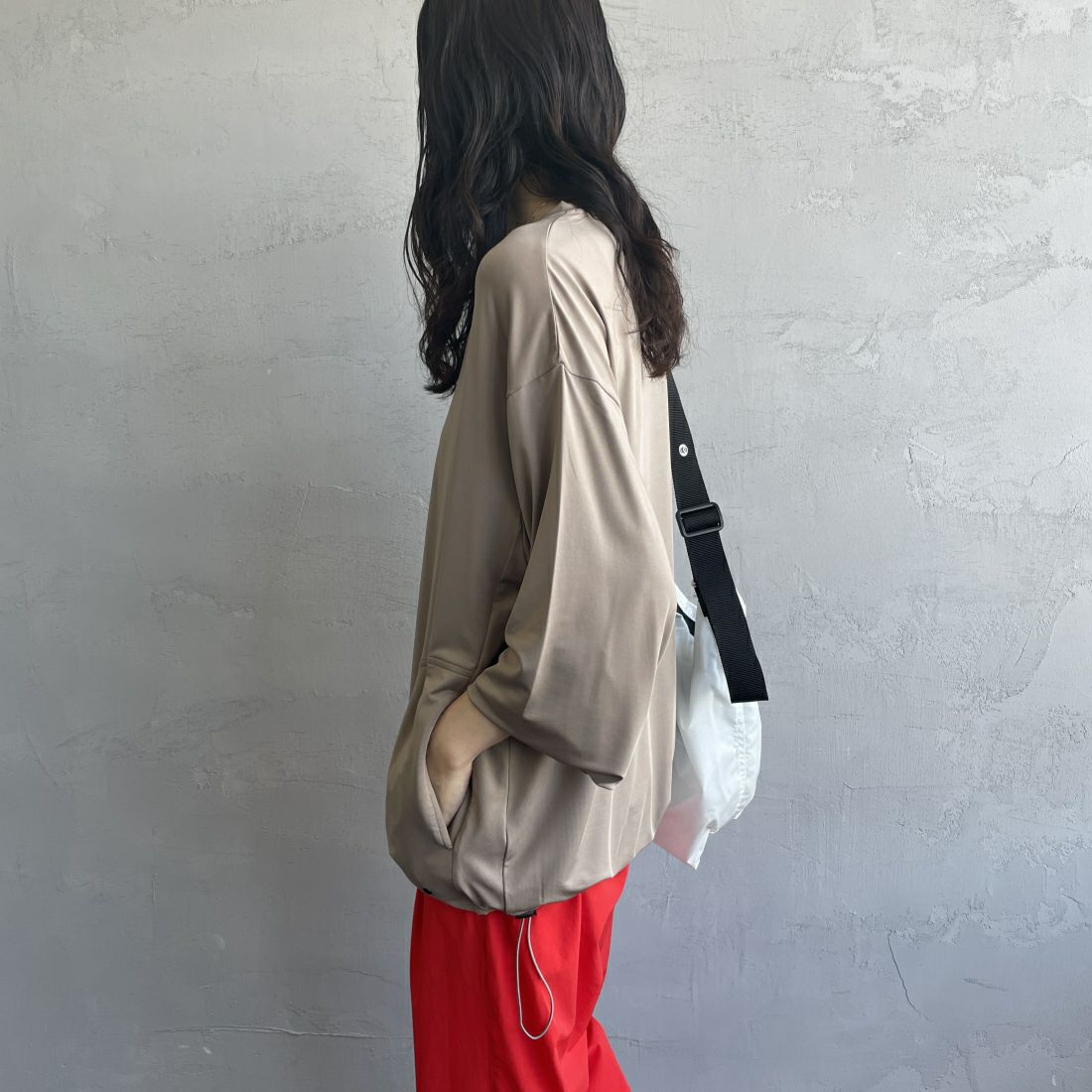 Jeans Factory Clothes [ジーンズファクトリークローズ] 裾ドローコードラッシュガードTシャツ [IN2-CST-4] GREIGE &&モデル身長：160cm 着用サイズ：M&&