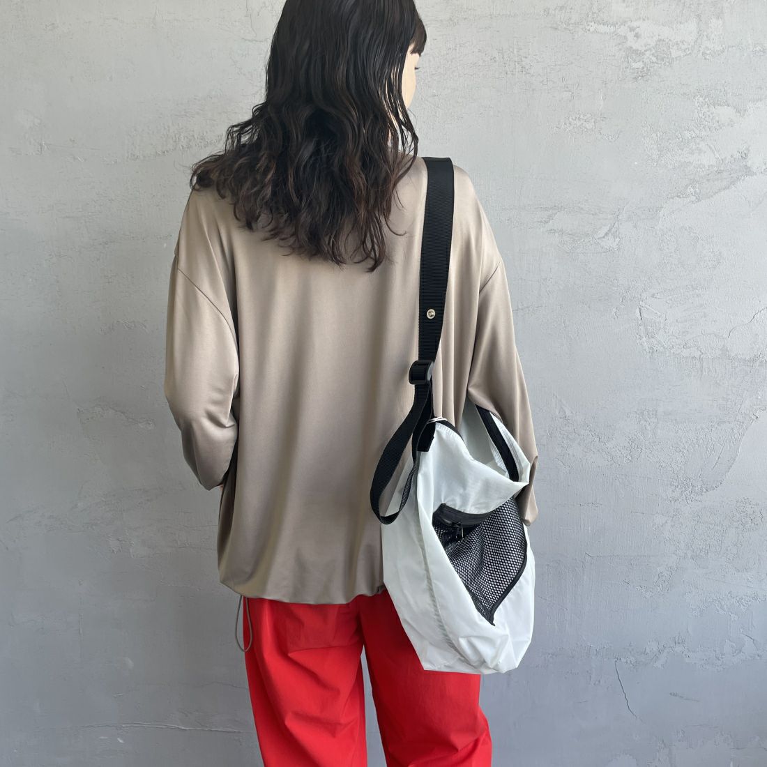 Jeans Factory Clothes [ジーンズファクトリークローズ] 裾ドローコードラッシュガードTシャツ [IN2-CST-4] GREIGE &&モデル身長：160cm 着用サイズ：M&&