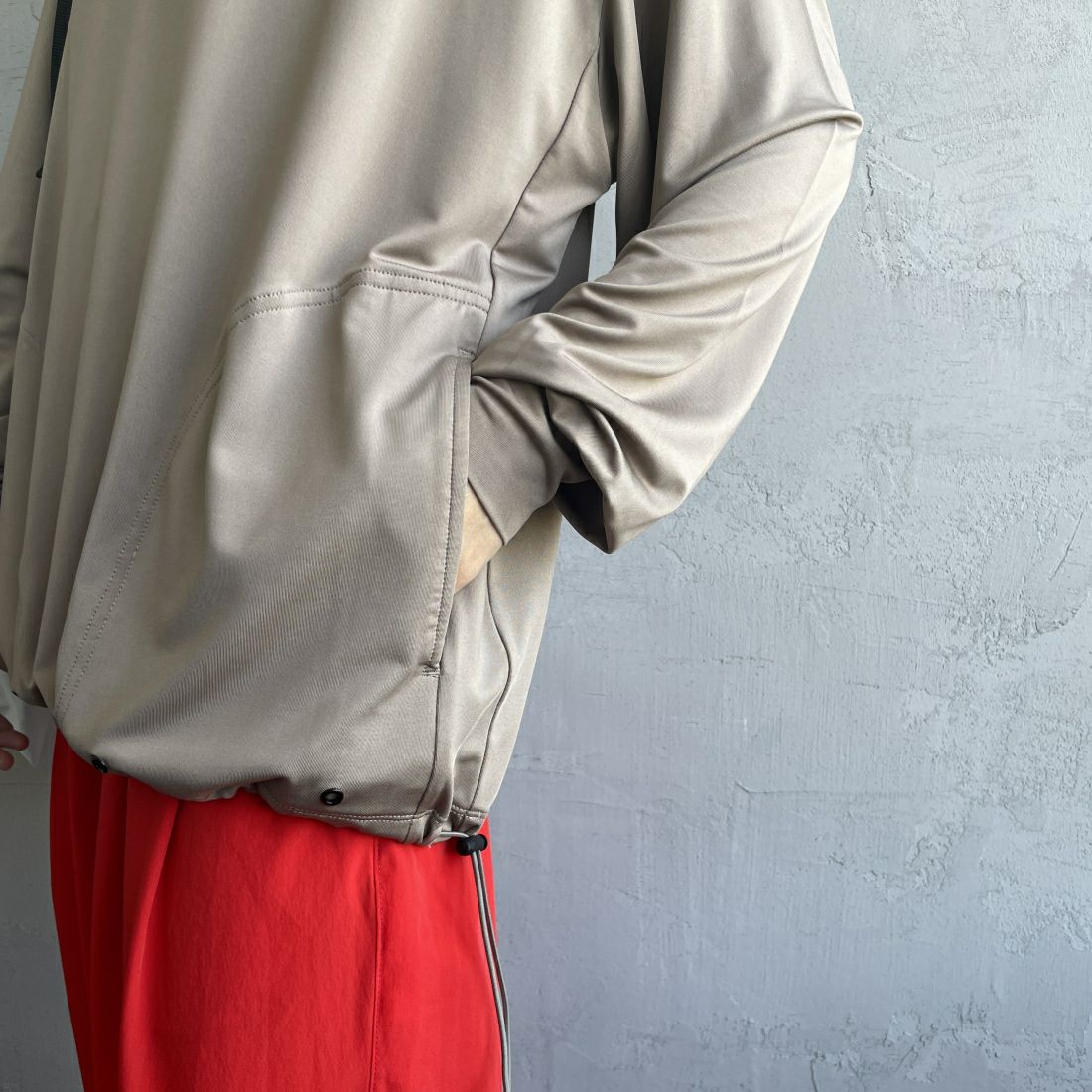 Jeans Factory Clothes [ジーンズファクトリークローズ] 裾ドローコードラッシュガードTシャツ [IN2-CST-4] GREIGE &&モデル身長：160cm 着用サイズ：M&&