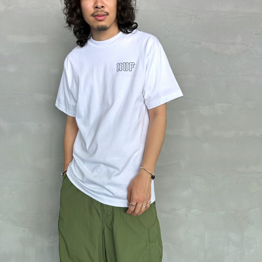 HUF [ハフ] ショートスリーブロゴTシャツ [TS01955] WHITE &&モデル身長：173cm 着用サイズ：M&&