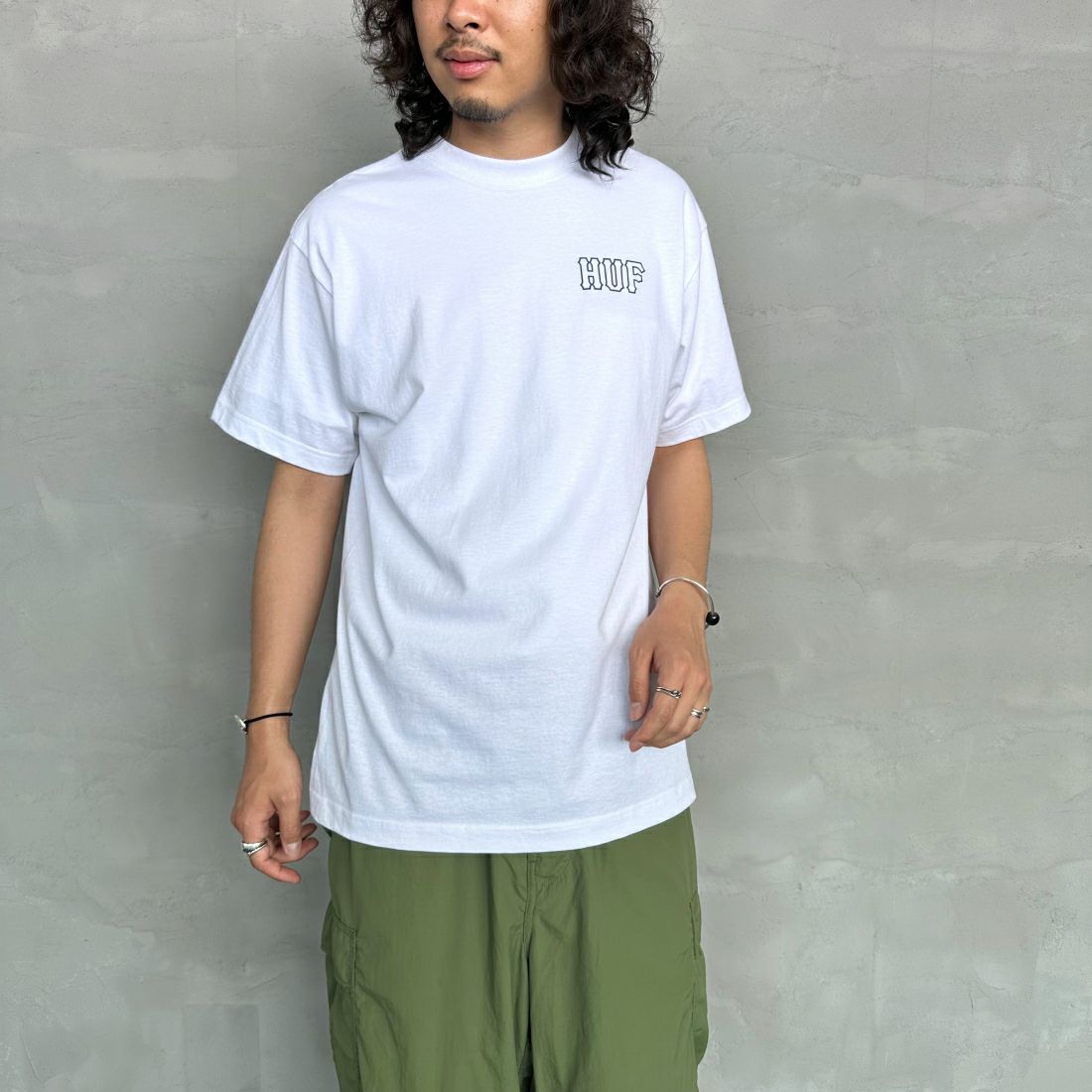 HUF [ハフ] ショートスリーブロゴTシャツ [TS01955] WHITE &&モデル身長：173cm 着用サイズ：M&&
