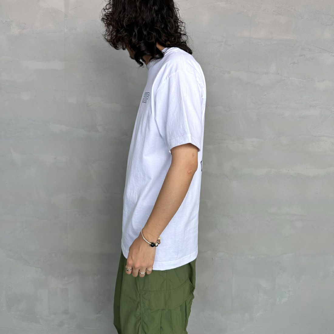 HUF [ハフ] ショートスリーブロゴTシャツ [TS01955] WHITE &&モデル身長：173cm 着用サイズ：M&&