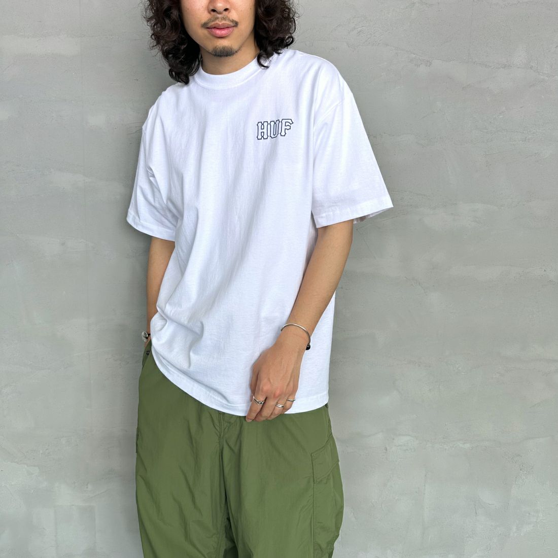 HUF [ハフ] ショートスリーブロゴTシャツ [TS01955] WHITE &&モデル身長：173cm 着用サイズ：L&&