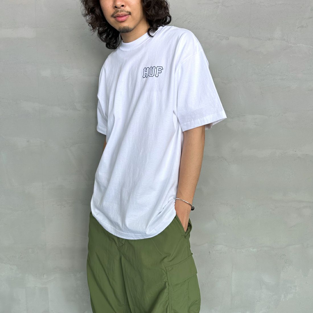 HUF [ハフ] ショートスリーブロゴTシャツ [TS01955] WHITE &&モデル身長：173cm 着用サイズ：L&&