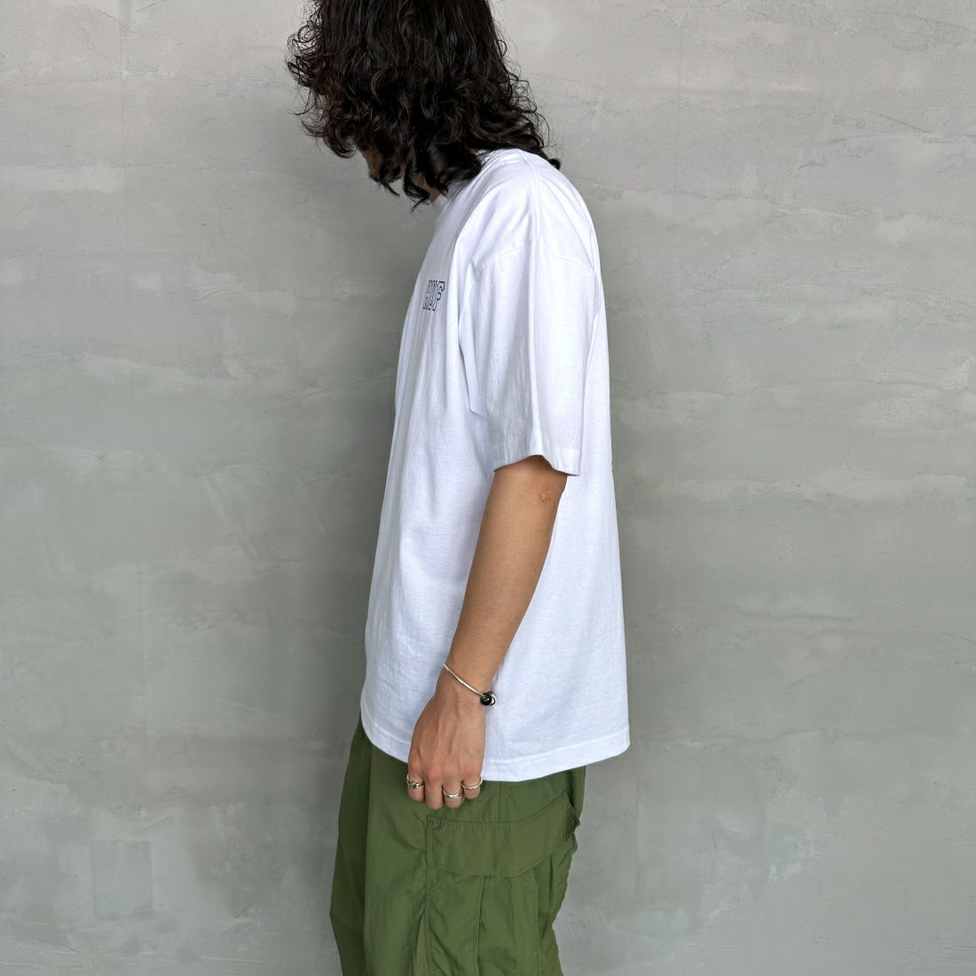 HUF [ハフ] ショートスリーブロゴTシャツ [TS01955] WHITE &&モデル身長：173cm 着用サイズ：L&&