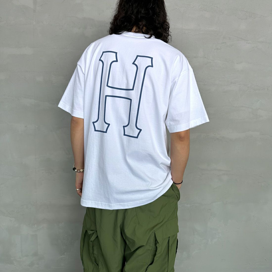 HUF [ハフ] ショートスリーブロゴTシャツ [TS01955] WHITE &&モデル身長：173cm 着用サイズ：L&&