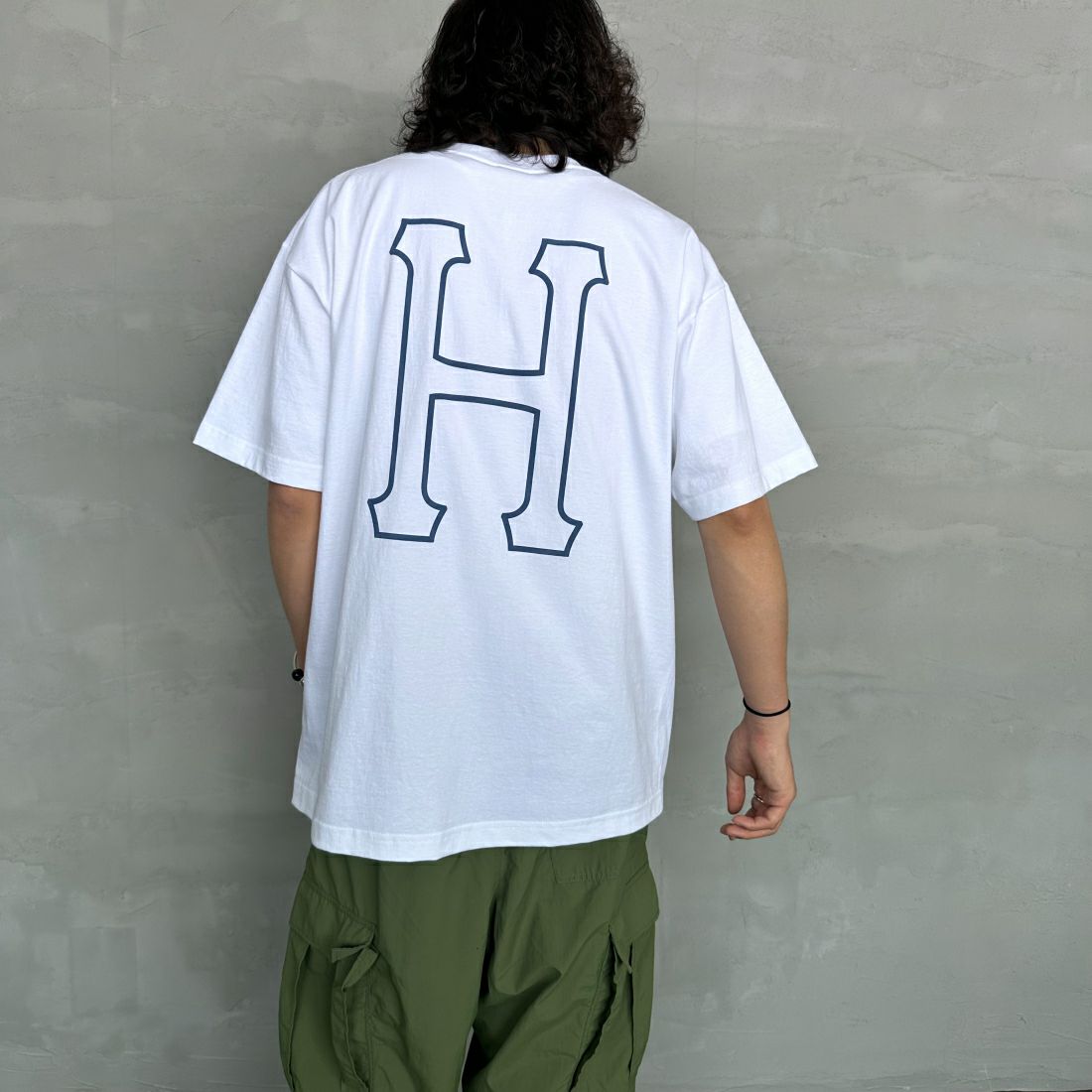 HUF [ハフ] ショートスリーブロゴTシャツ [TS01955] WHITE &&モデル身長：173cm 着用サイズ：L&&