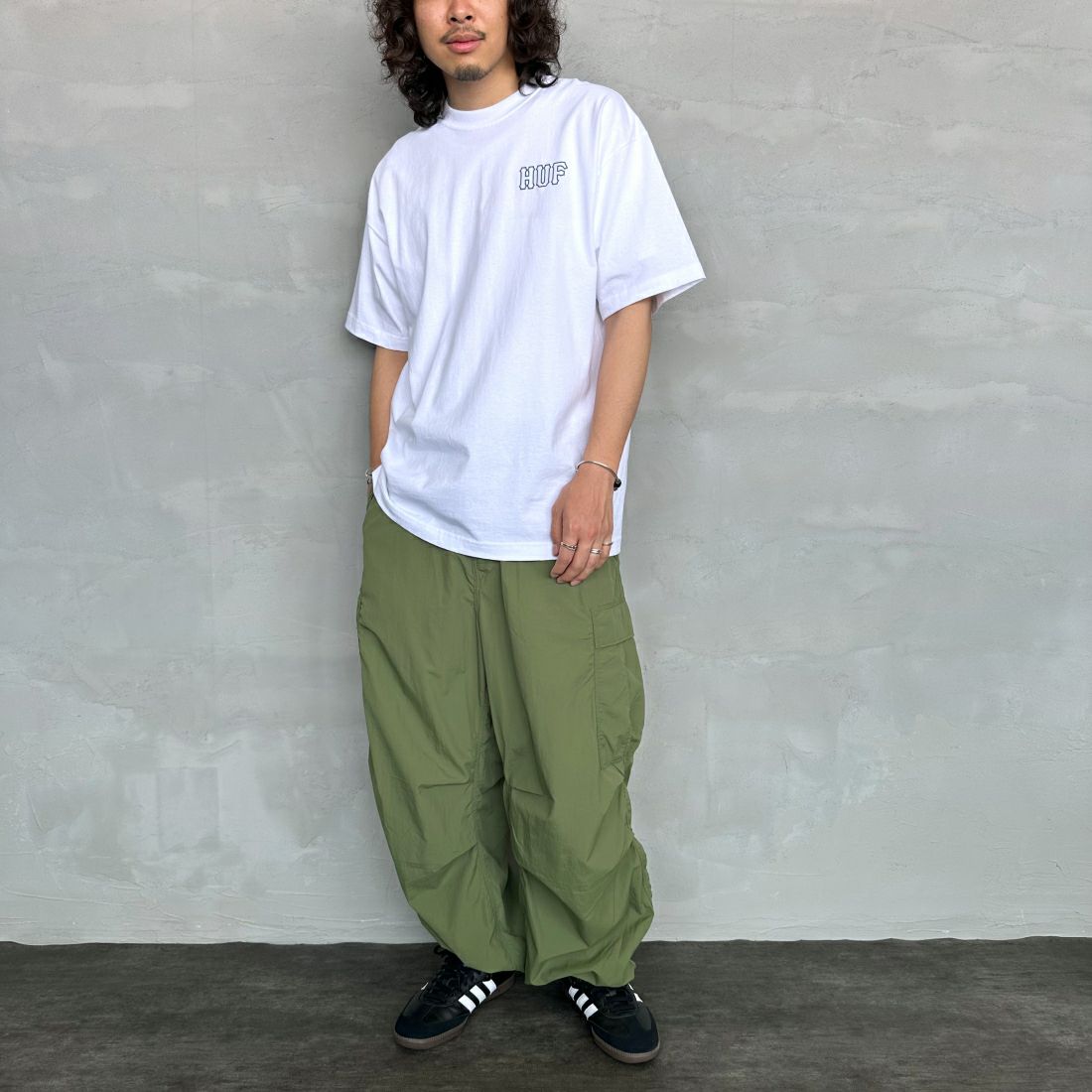 HUF [ハフ] ショートスリーブロゴTシャツ [TS01955] WHITE &&モデル身長：173cm 着用サイズ：L&&