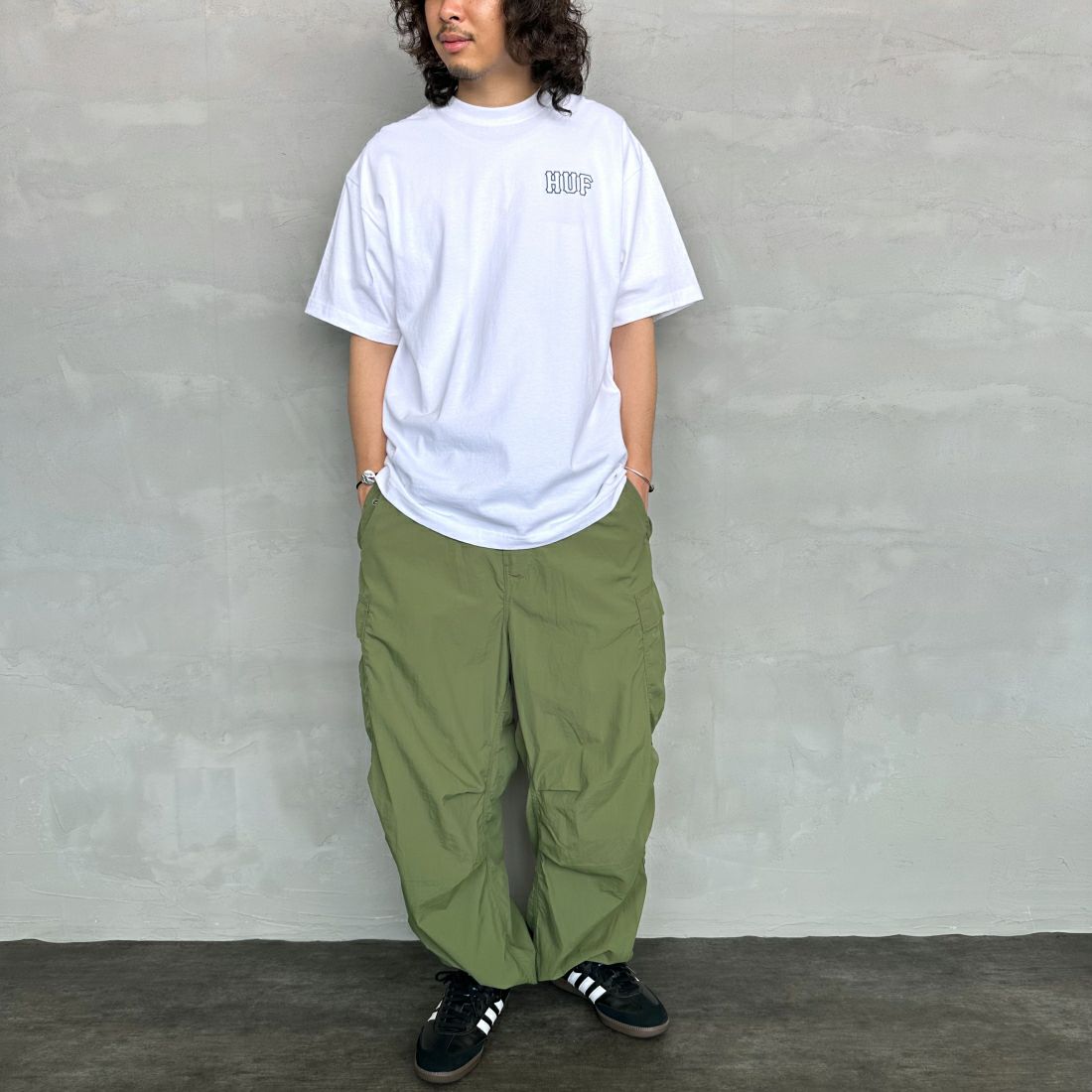 HUF [ハフ] ショートスリーブロゴTシャツ [TS01955] WHITE &&モデル身長：173cm 着用サイズ：L&&