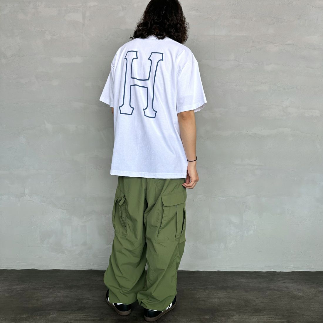 HUF [ハフ] ショートスリーブロゴTシャツ [TS01955] WHITE &&モデル身長：173cm 着用サイズ：L&&