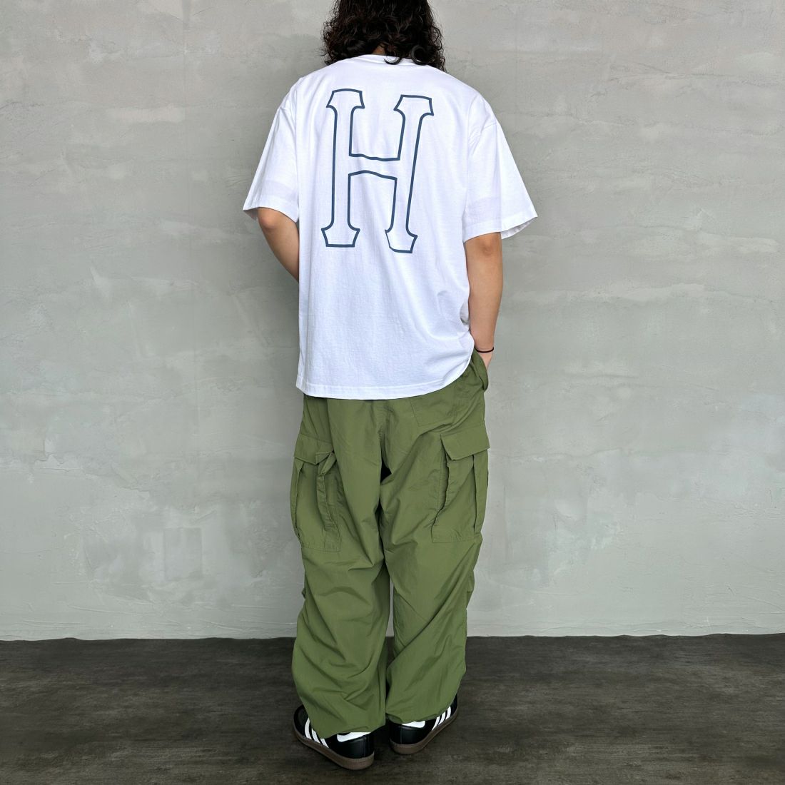 HUF [ハフ] ショートスリーブロゴTシャツ [TS01955] WHITE &&モデル身長：173cm 着用サイズ：L&&