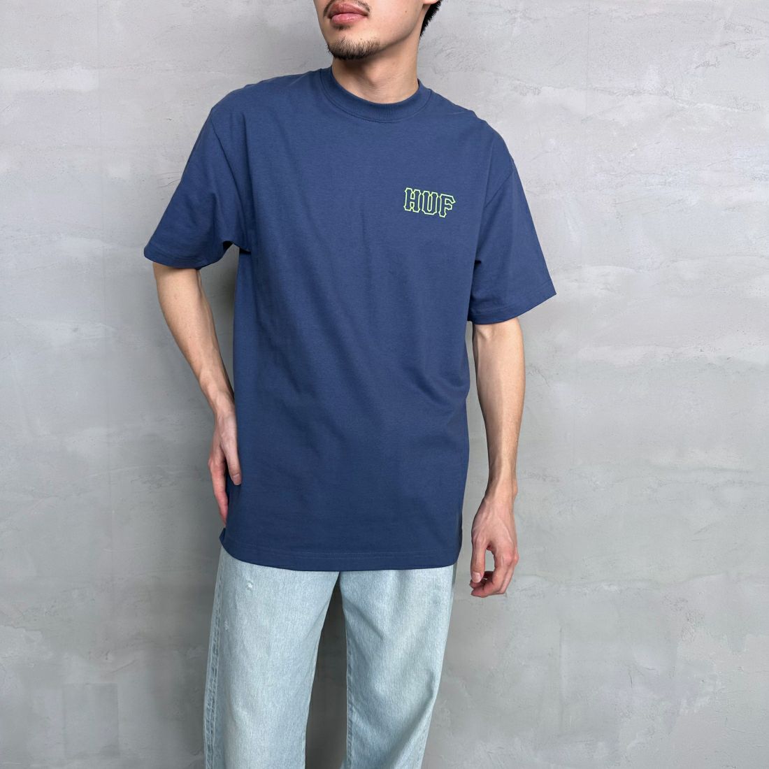 HUF [ハフ] ショートスリーブロゴTシャツ [TS01955] TWILIGHT &&モデル身長：168cm 着用サイズ：M&&