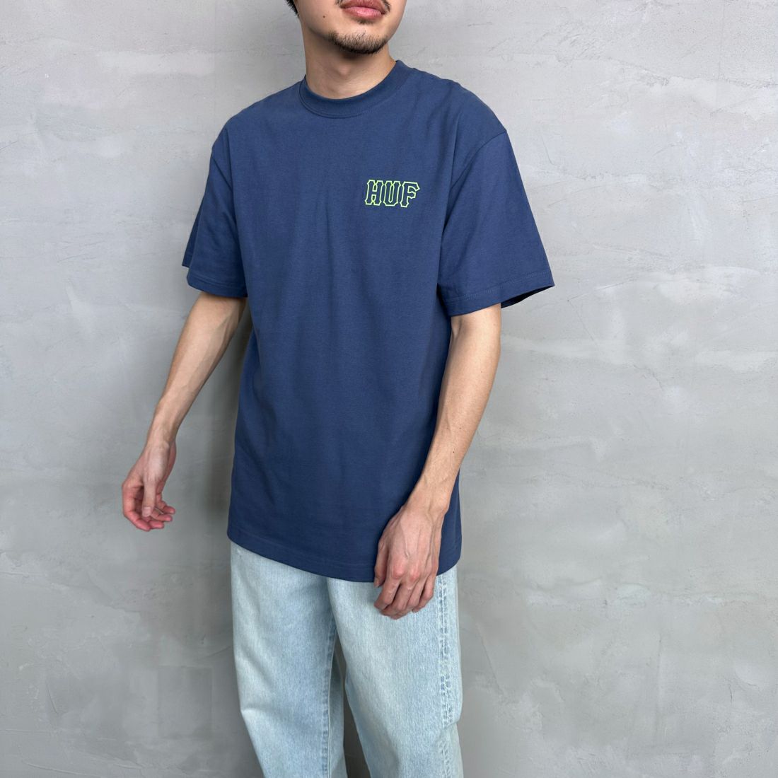 HUF [ハフ] ショートスリーブロゴTシャツ [TS01955] TWILIGHT &&モデル身長：168cm 着用サイズ：M&&
