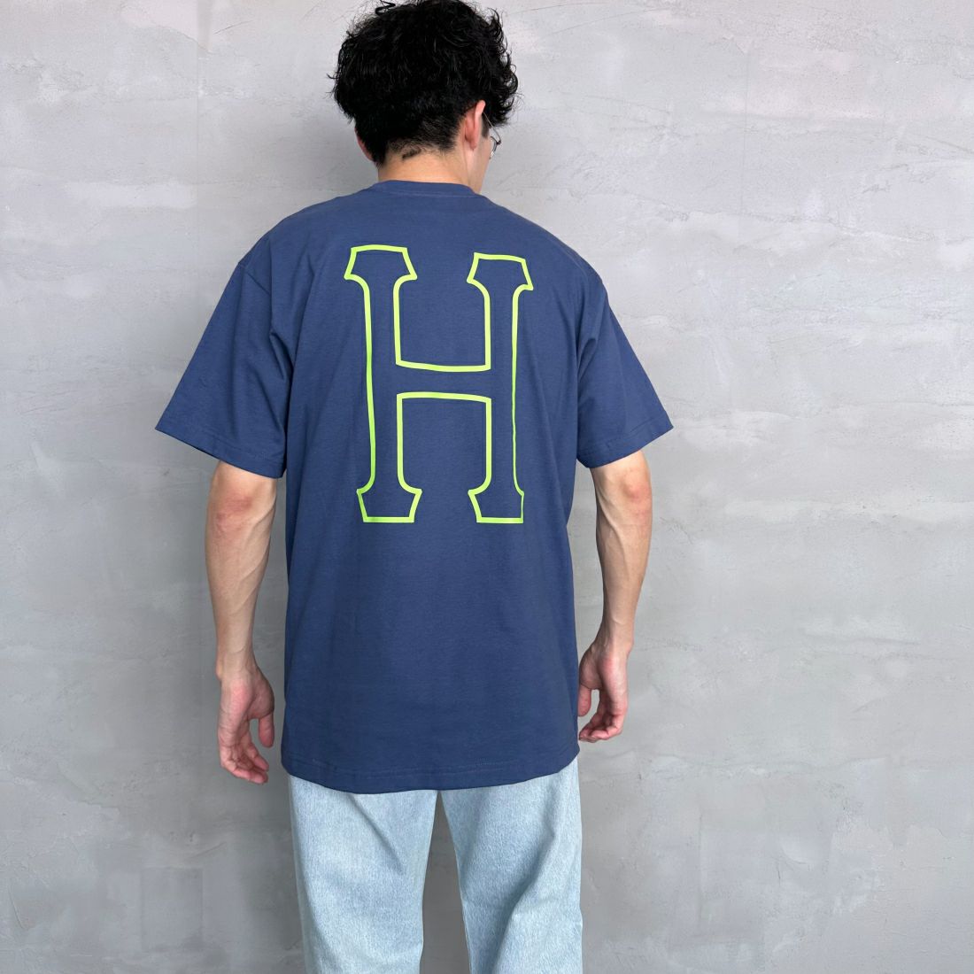 HUF [ハフ] ショートスリーブロゴTシャツ [TS01955] TWILIGHT &&モデル身長：168cm 着用サイズ：M&&