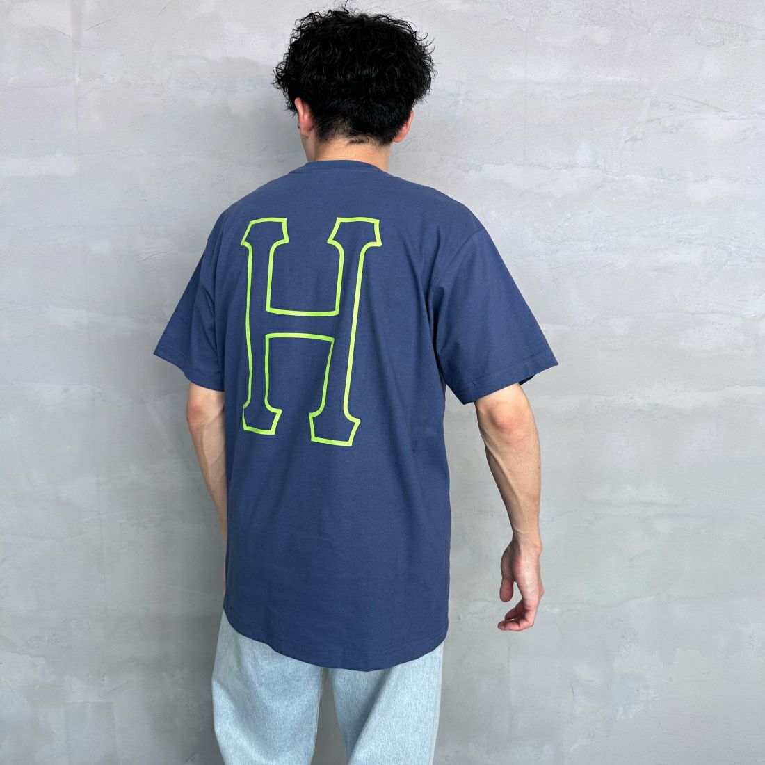 HUF [ハフ] ショートスリーブロゴTシャツ [TS01955] TWILIGHT &&モデル身長：168cm 着用サイズ：M&&