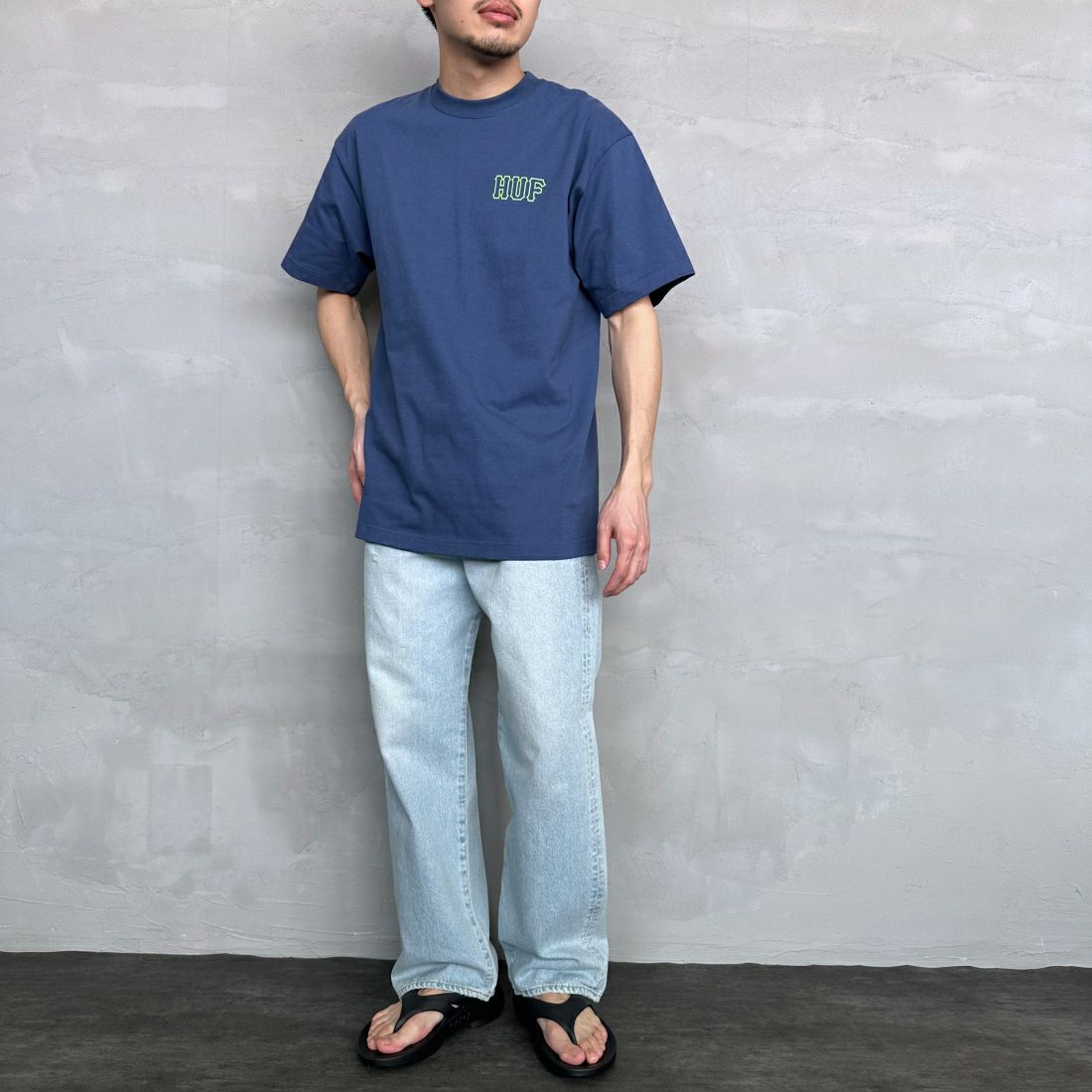 HUF [ハフ] ショートスリーブロゴTシャツ [TS01955] TWILIGHT &&モデル身長：168cm 着用サイズ：M&&
