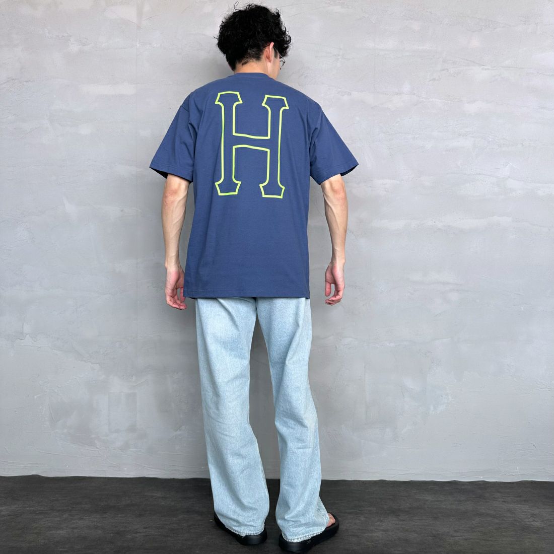 HUF [ハフ] ショートスリーブロゴTシャツ [TS01955] TWILIGHT &&モデル身長：168cm 着用サイズ：M&&
