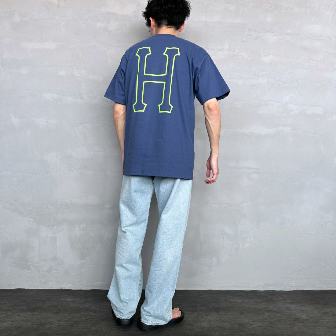 HUF [ハフ] ショートスリーブロゴTシャツ [TS01955] TWILIGHT &&モデル身長：168cm 着用サイズ：M&&
