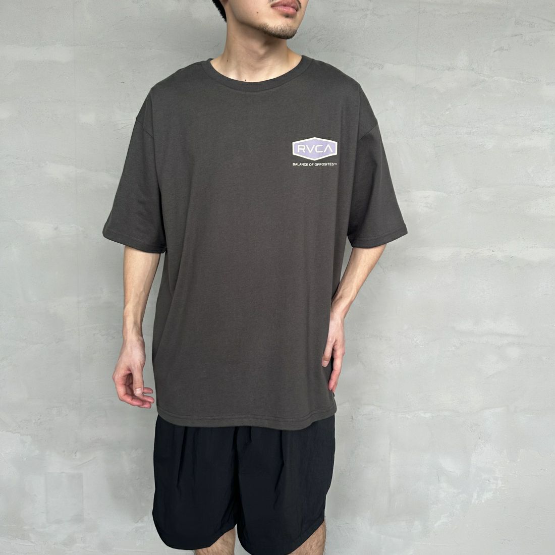 RVCA [ルーカ] HEX BOX Tシャツ [BE041-225] PTK &&モデル身長：168cm 着用サイズ：L&&