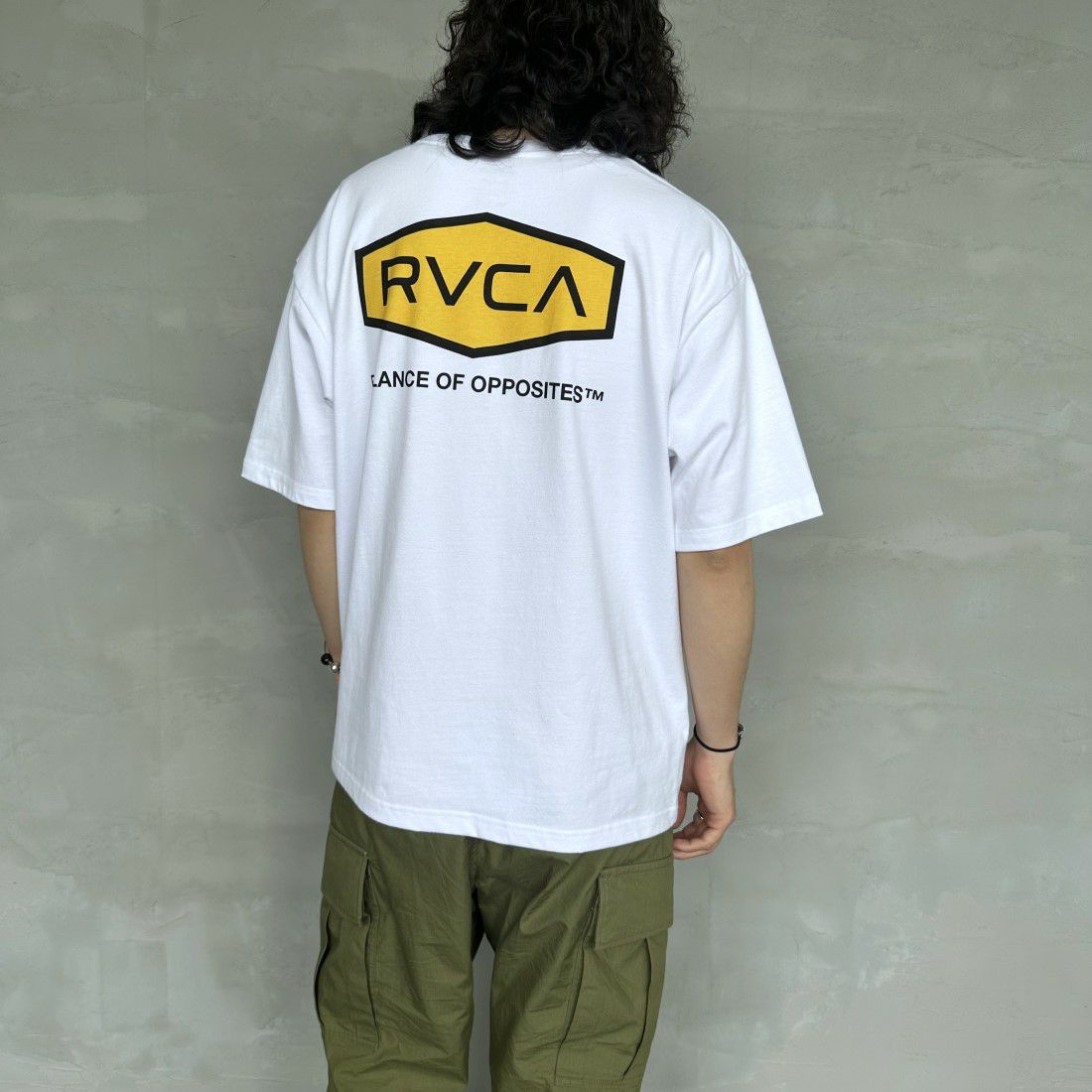 RVCA [ルーカ] HEX BOX Tシャツ [BE041-225] WHT &&モデル身長：173cm 着用サイズ：M&&