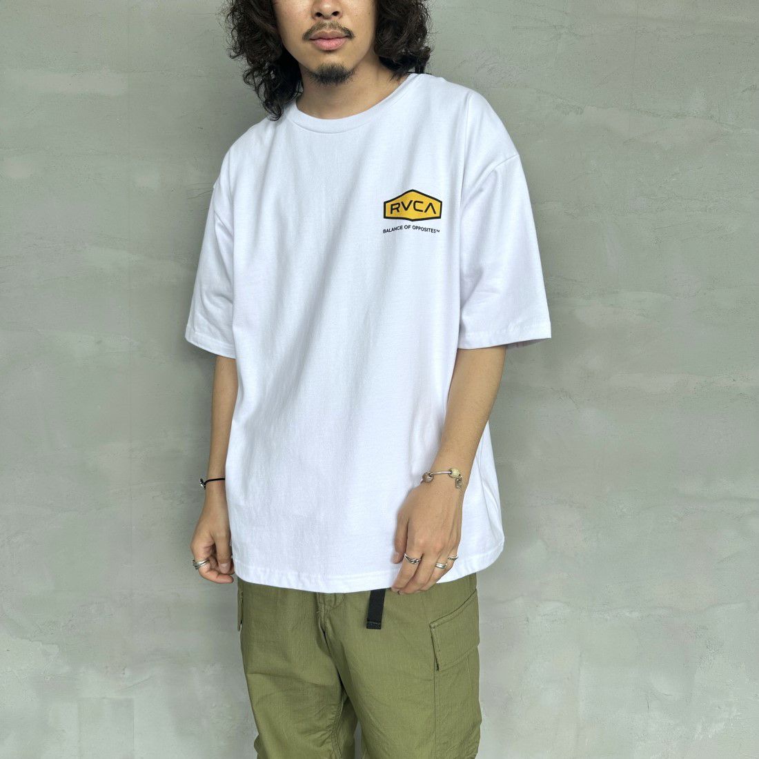 RVCA [ルーカ] HEX BOX Tシャツ [BE041-225] WHT &&モデル身長：173cm 着用サイズ：L&&