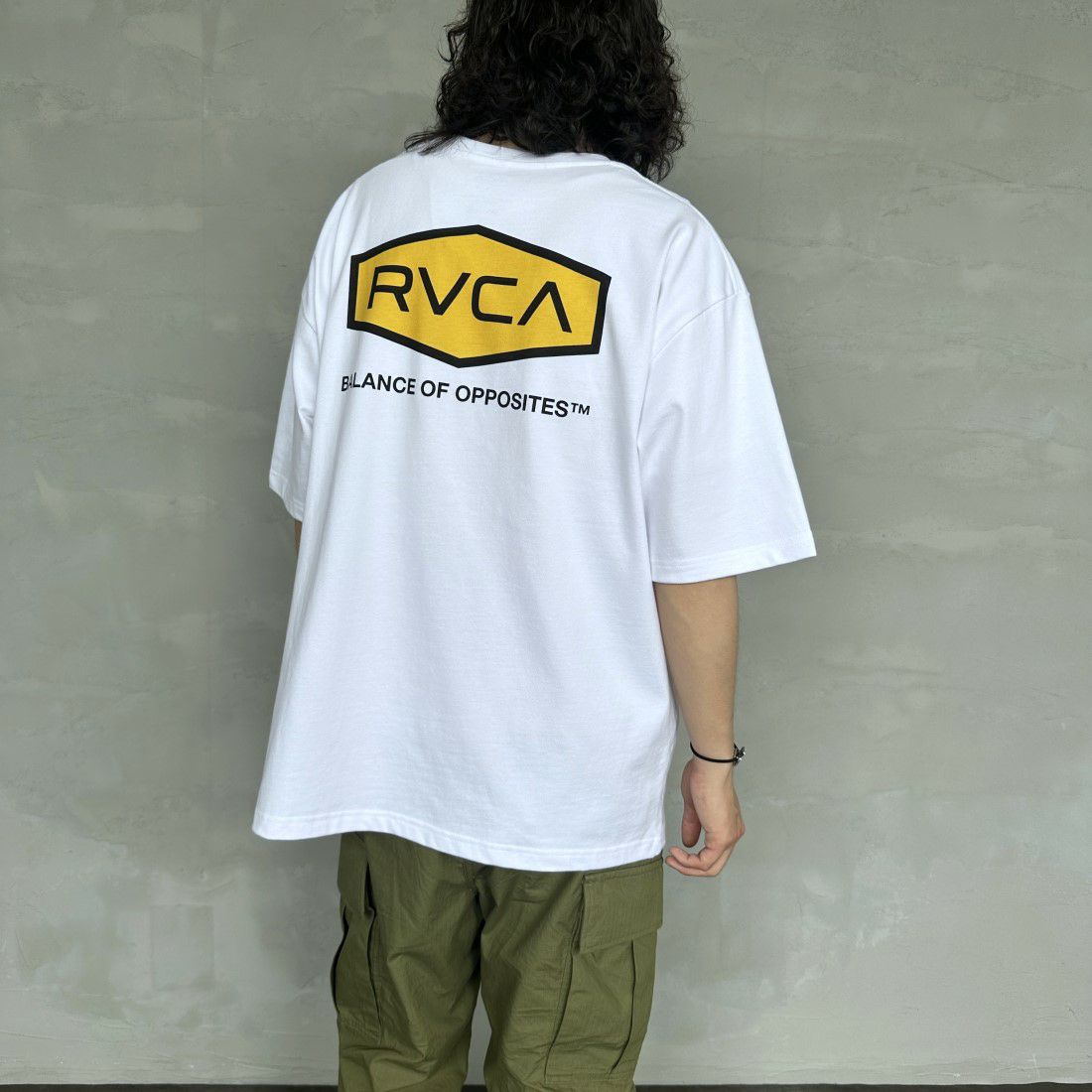 RVCA [ルーカ] HEX BOX Tシャツ [BE041-225] WHT &&モデル身長：173cm 着用サイズ：L&&