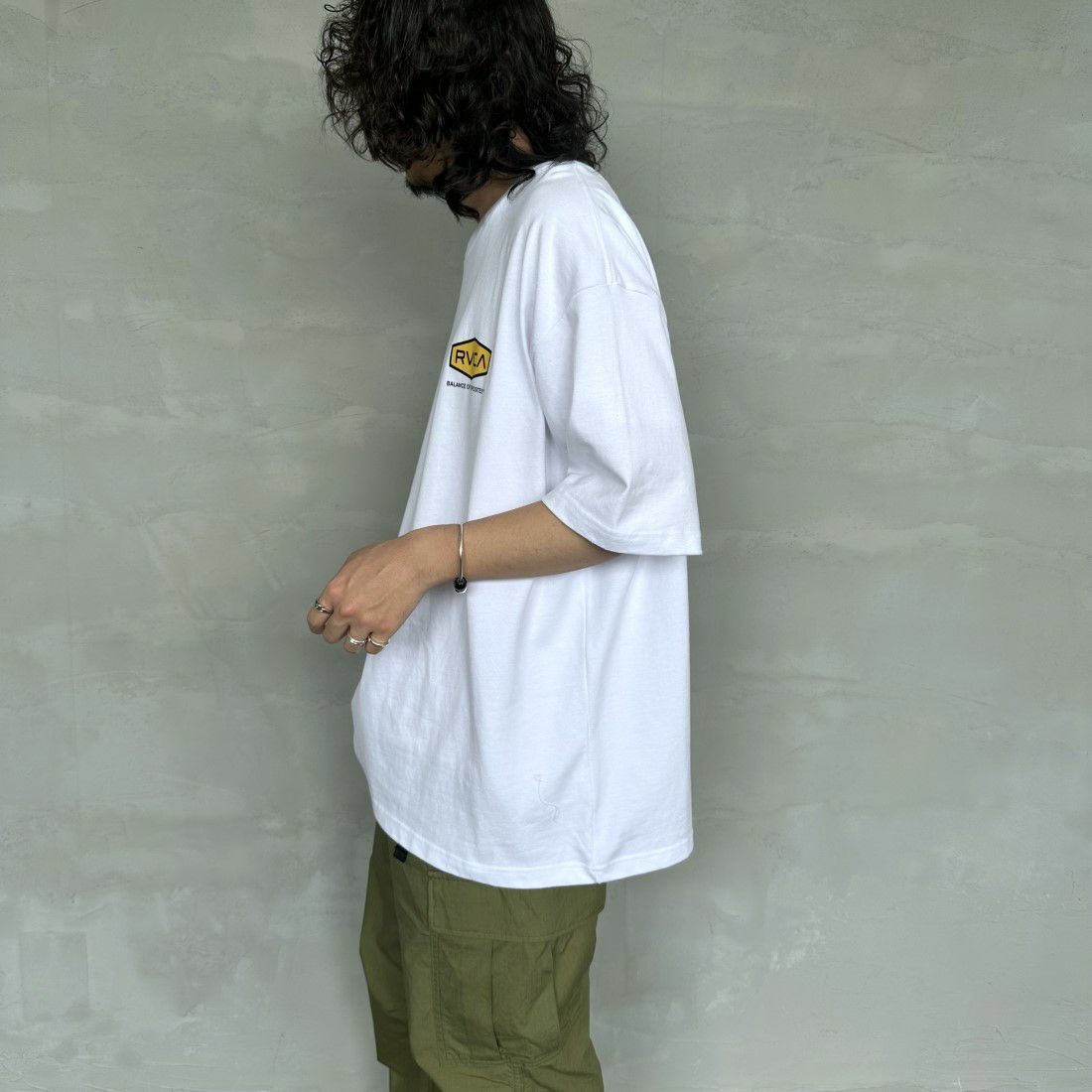 RVCA [ルーカ] HEX BOX Tシャツ [BE041-225] WHT &&モデル身長：173cm 着用サイズ：XL&&