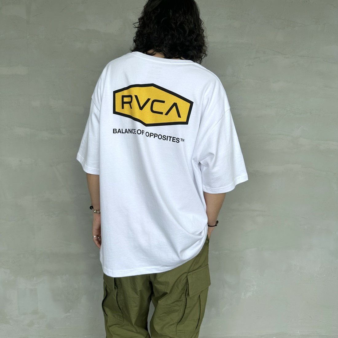 RVCA [ルーカ] HEX BOX Tシャツ [BE041-225] WHT &&モデル身長：173cm 着用サイズ：XL&&