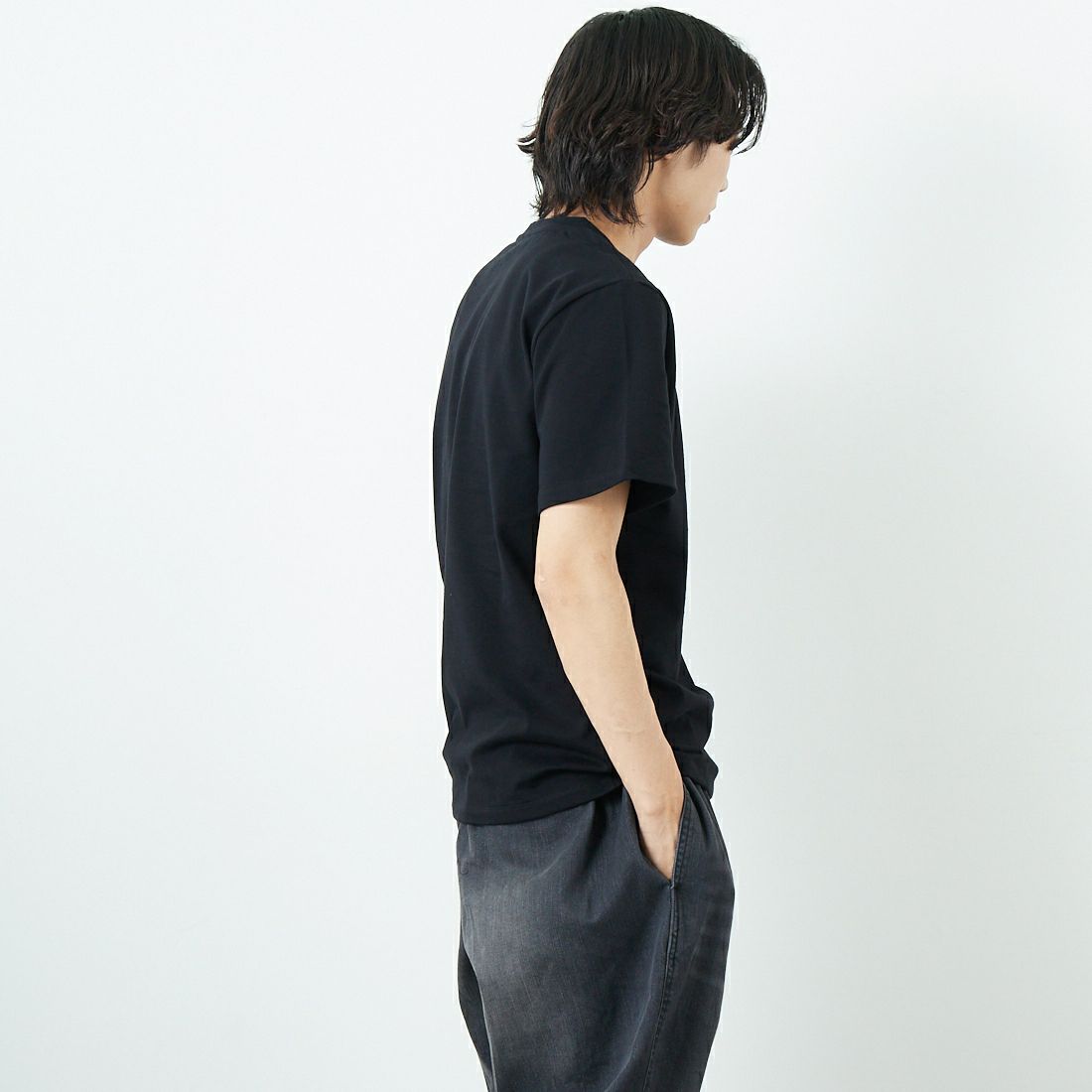 A.P.C. [アー・ペー・セー] 別注 ロゴ刺繍Tシャツ [BRODE-LOGO-JF] BLK/GRY &&モデル身長：179cm 着用サイズ：L&&