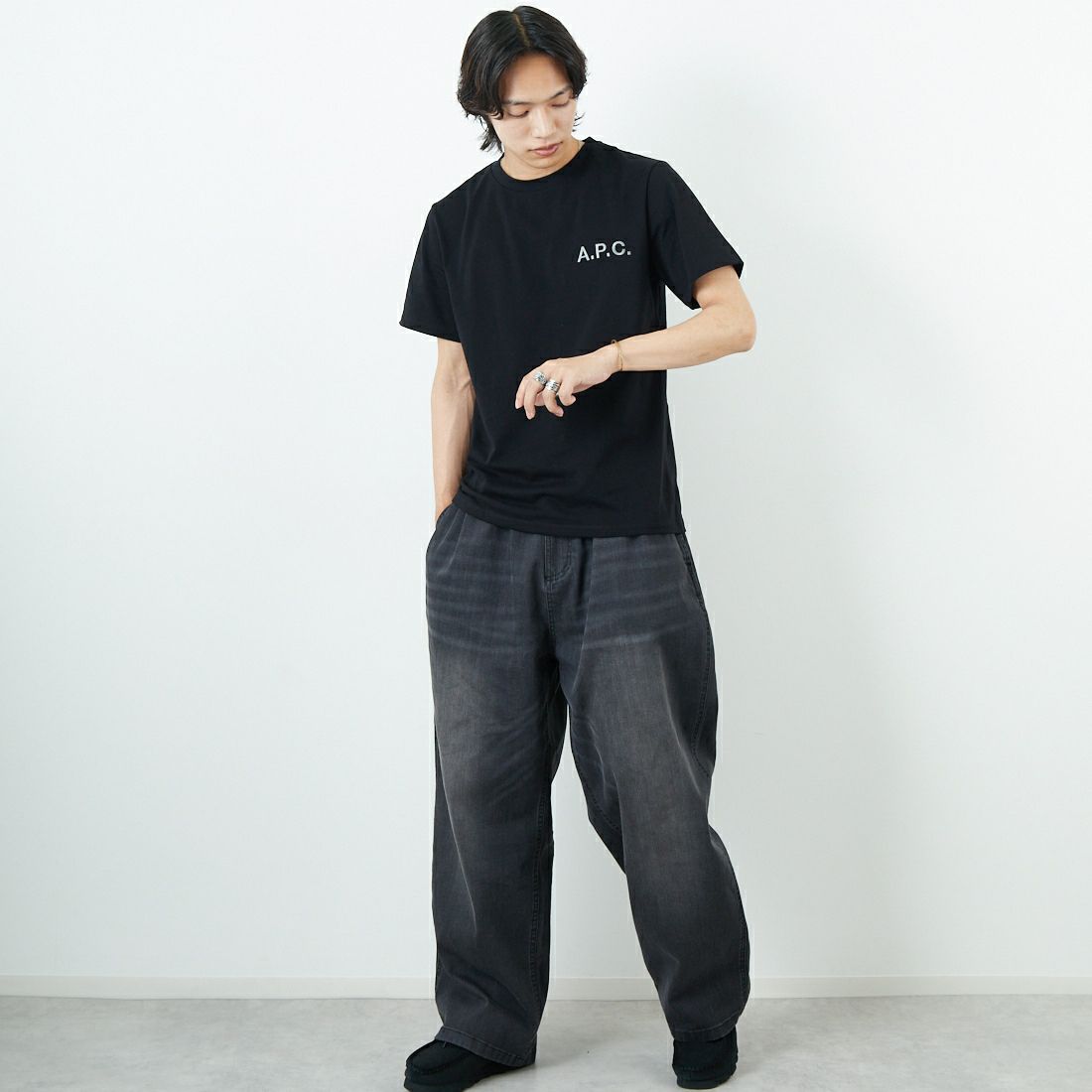 A.P.C. [アー・ペー・セー] 別注 ロゴ刺繍Tシャツ [BRODE-LOGO-JF] BLK/GRY &&モデル身長：179cm 着用サイズ：L&&