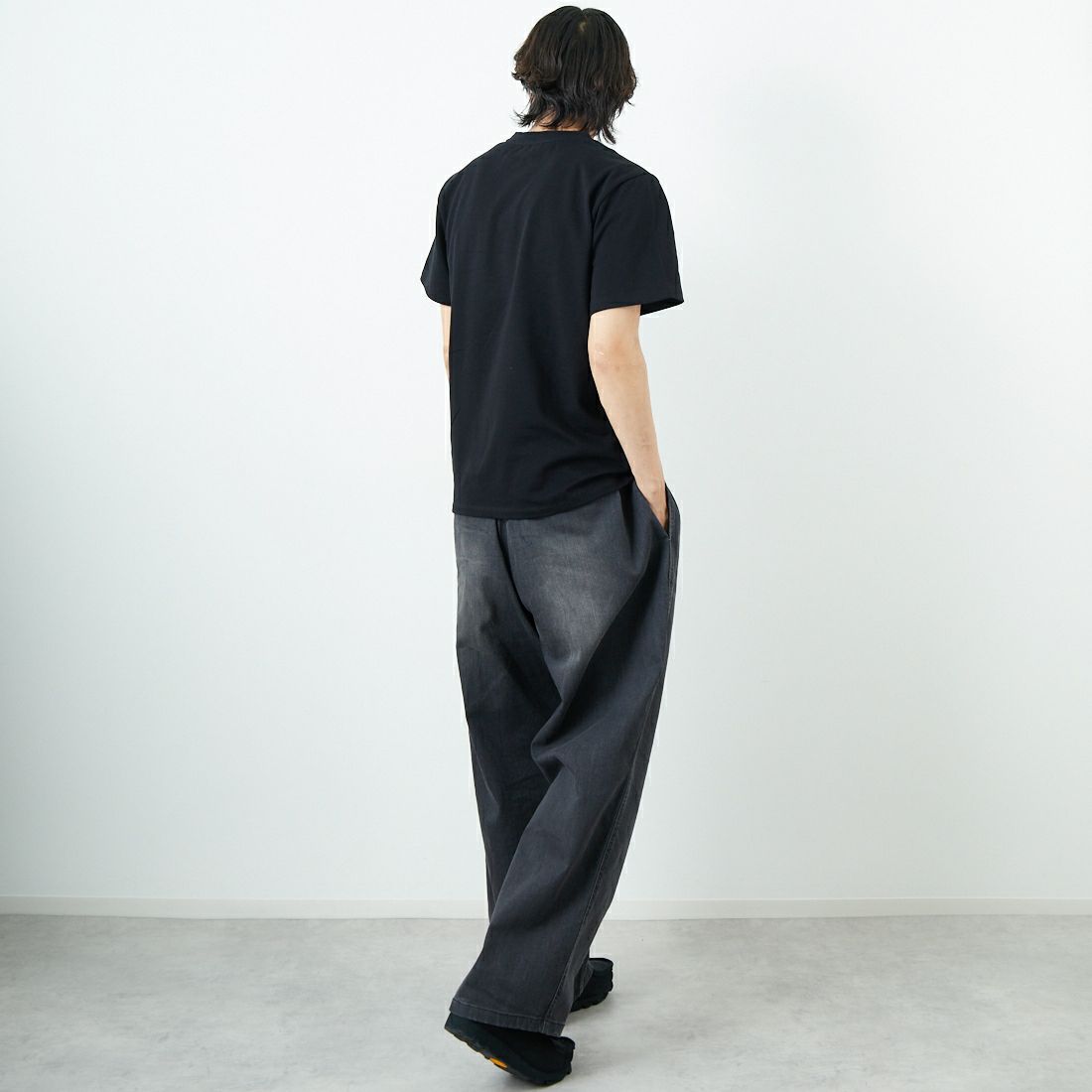 A.P.C. [アー・ペー・セー] 別注 ロゴ刺繍Tシャツ [BRODE-LOGO-JF] BLK/GRY &&モデル身長：179cm 着用サイズ：L&&