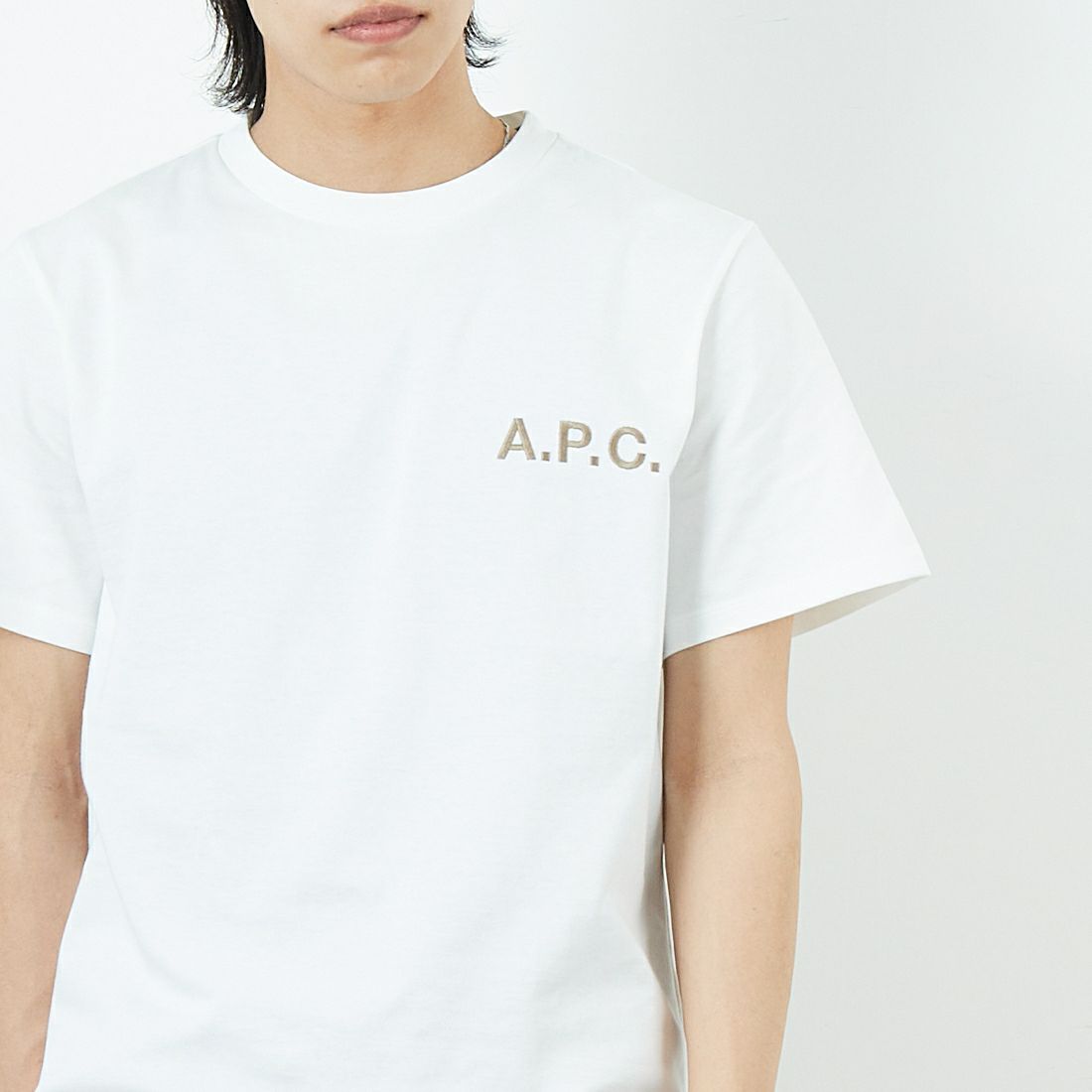 A.P.C. [アー・ペー・セー] 別注 ロゴ刺繍Tシャツ [BRODE-LOGO-JF]  WHT/BGE &&モデル身長：179cm 着用サイズ：L&&