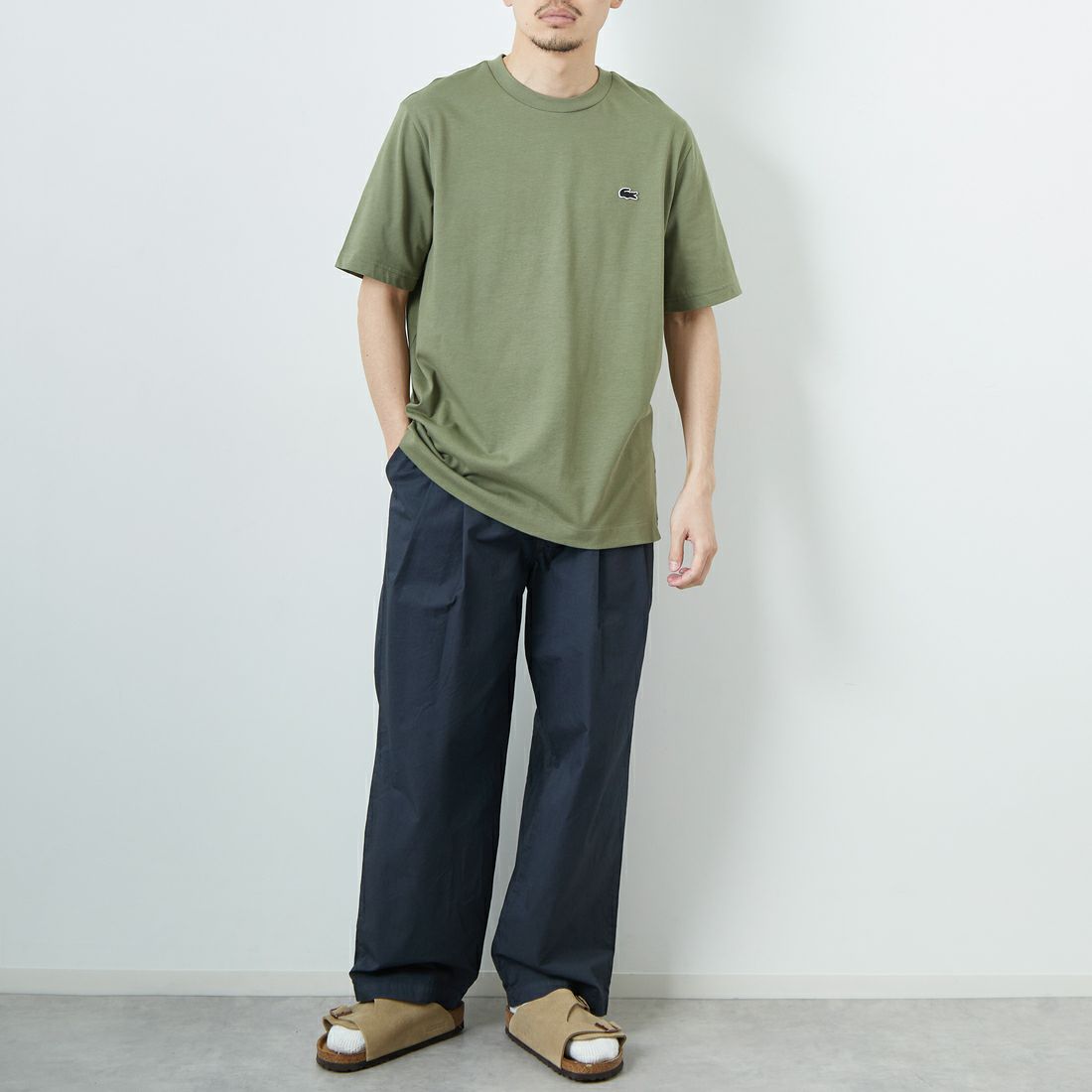 LACOSTE [ラコステ] バックプリントベーシックTシャツ [TH4705] BMY KHAKI &&モデル身長：168cm 着用サイズ：3&&