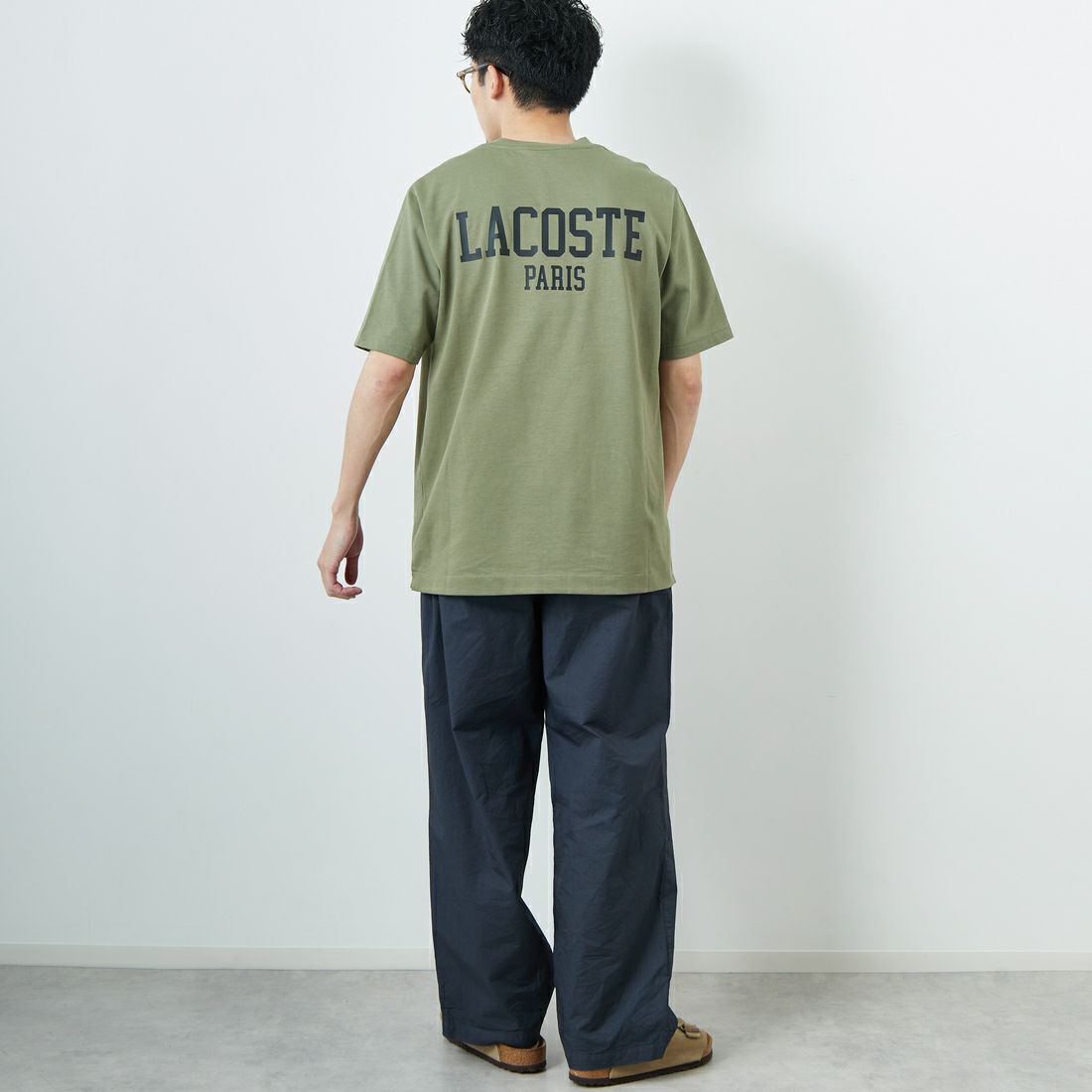 LACOSTE [ラコステ] バックプリントベーシックTシャツ [TH4705] BMY KHAKI &&モデル身長：168cm 着用サイズ：3&&