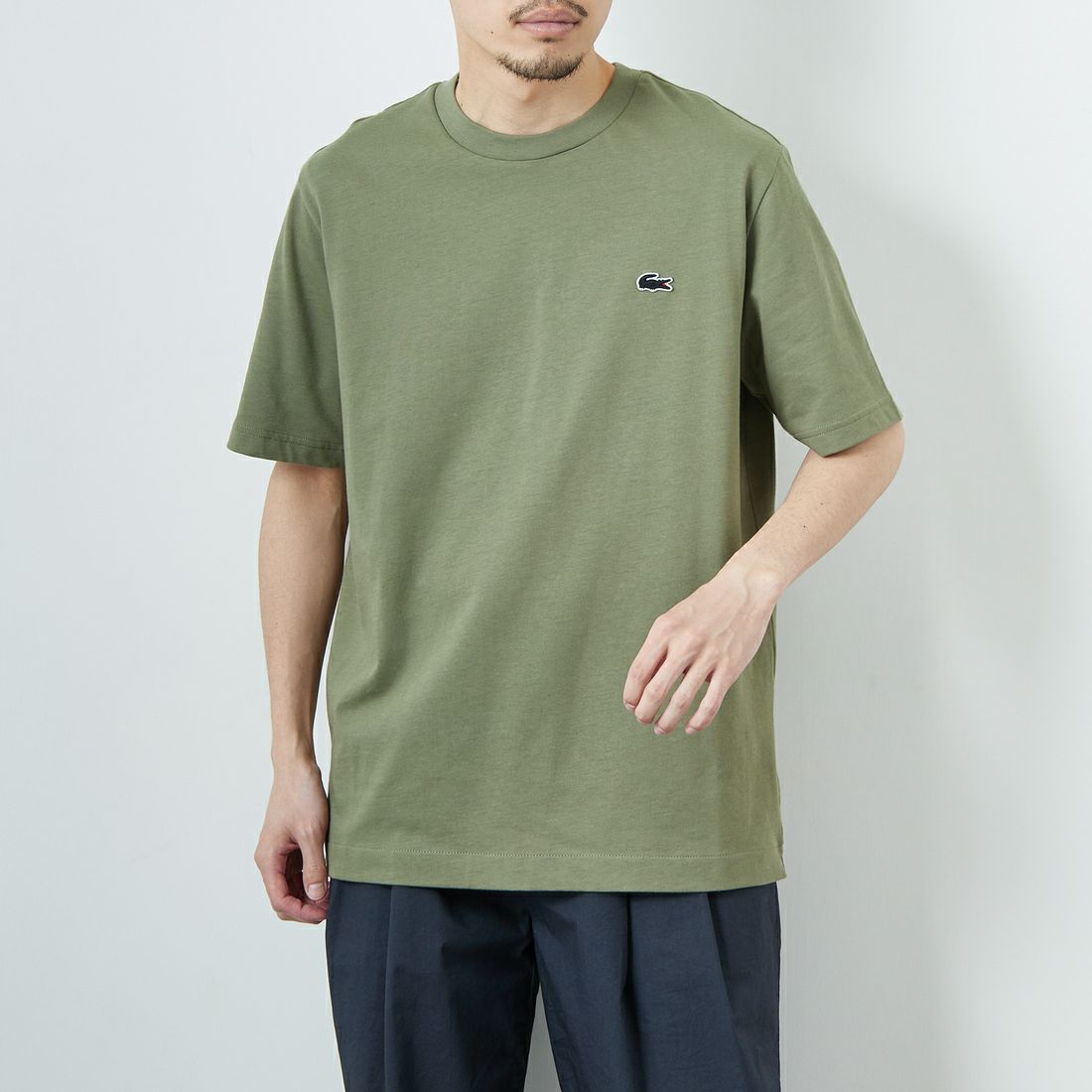 LACOSTE [ラコステ] バックプリントベーシックTシャツ [TH4705] BMY KHAKI &&モデル身長：168cm 着用サイズ：3&&