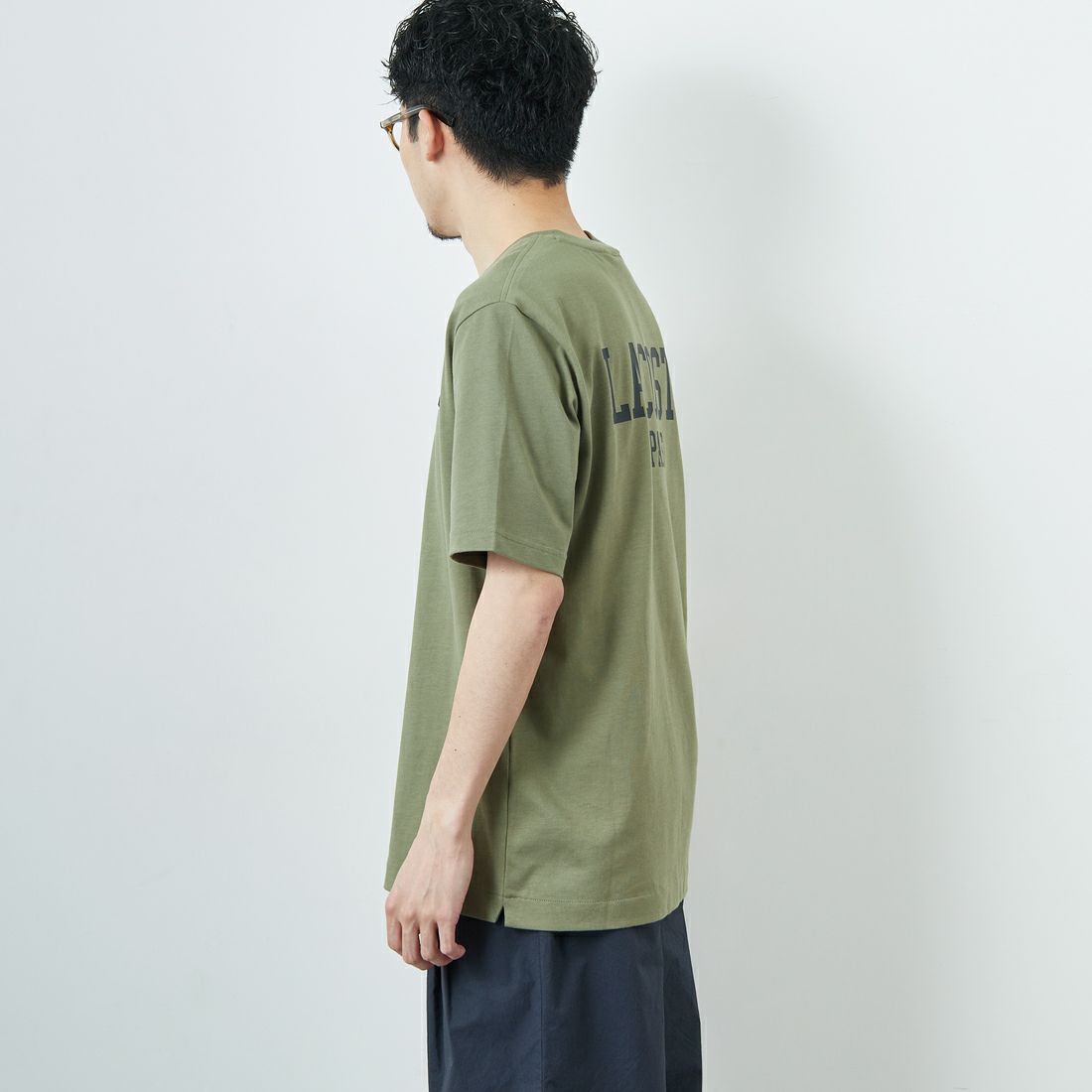 LACOSTE [ラコステ] バックプリントベーシックTシャツ [TH4705] BMY KHAKI &&モデル身長：168cm 着用サイズ：3&&