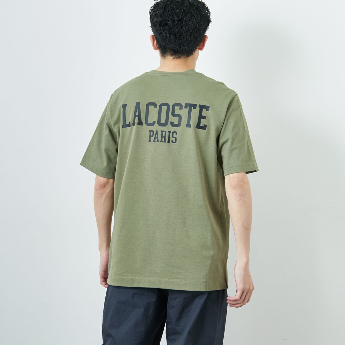 LACOSTE [ラコステ] バックプリントベーシックTシャツ [TH4705] BMY KHAKI &&モデル身長：168cm 着用サイズ：3&&