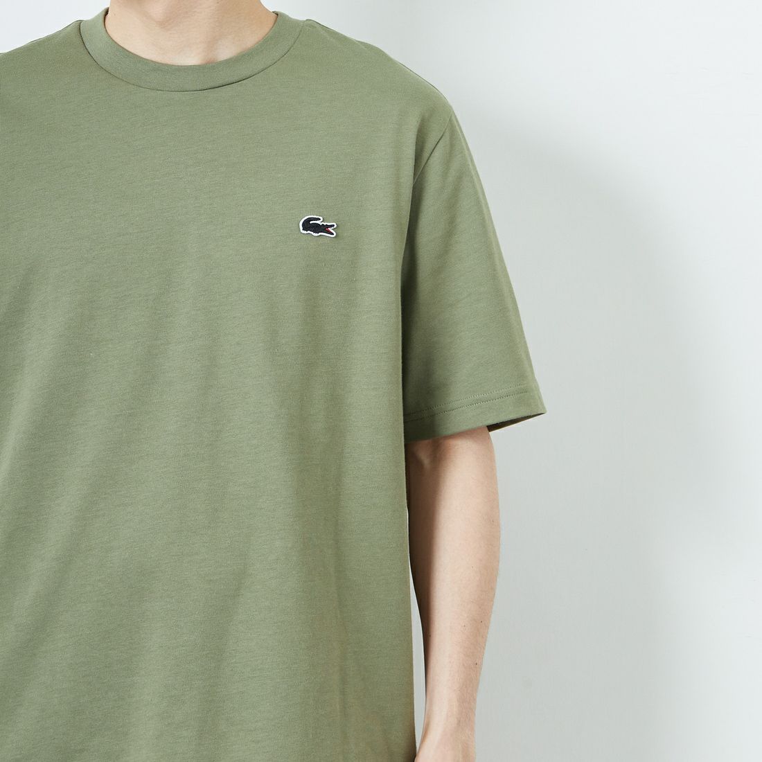 LACOSTE [ラコステ] バックプリントベーシックTシャツ [TH4705] BMY KHAKI &&モデル身長：168cm 着用サイズ：3&&